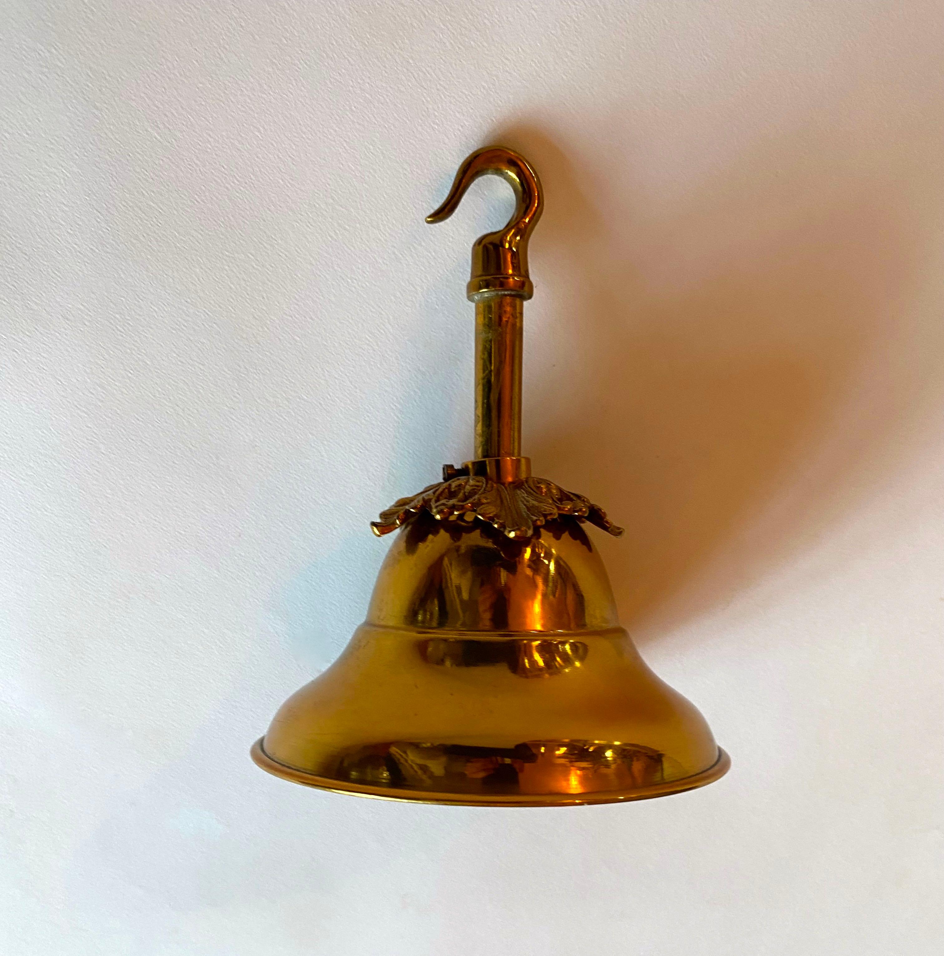 Araña de bronce dorado del siglo XIX con cristales de Baccarat, estilo Luis XVI en venta 10