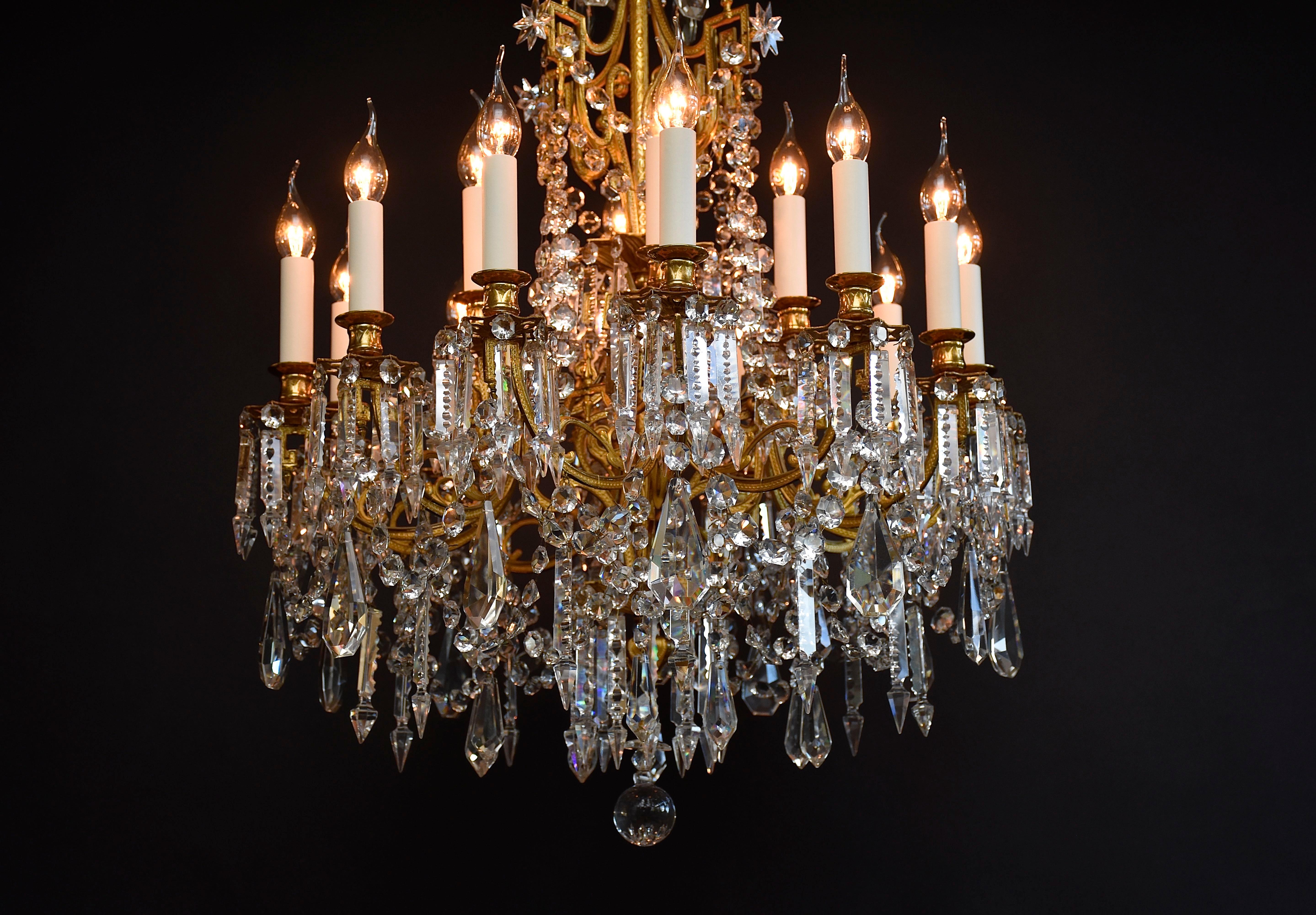 Una sorprendente lámpara de araña francesa con 16 luces repartidas en dos niveles.
La araña está ricamente engalanada con bellos cristales de Baccarat, cadenas, octógonos, estrellas y varias gotas.
El marco tiene un dorado original y está bellamente
