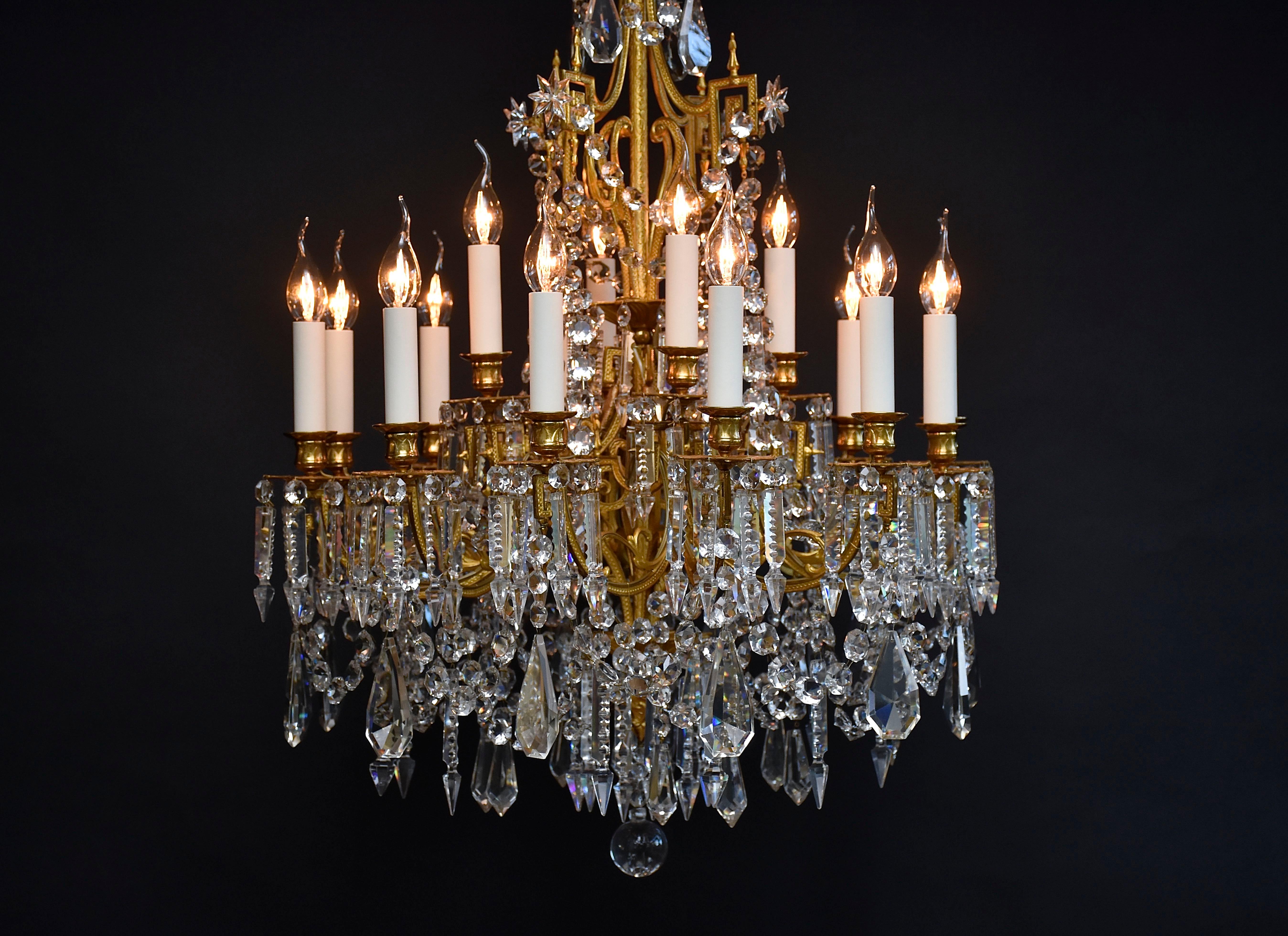 Araña de bronce dorado del siglo XIX con cristales de Baccarat, estilo Luis XVI Francés en venta