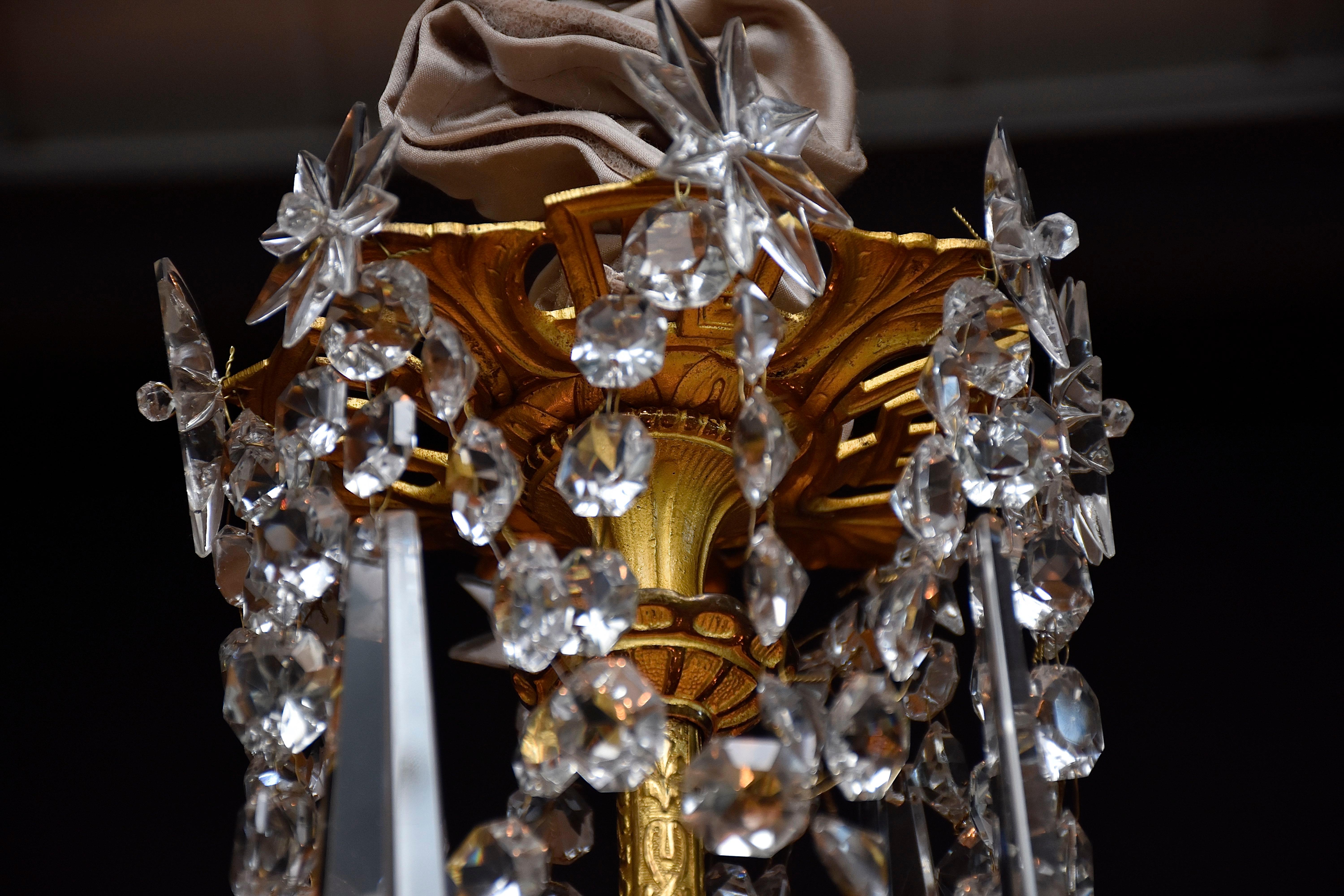 Araña de bronce dorado del siglo XIX con cristales de Baccarat, estilo Luis XVI en Bueno estado para la venta en Eindhoven, NL