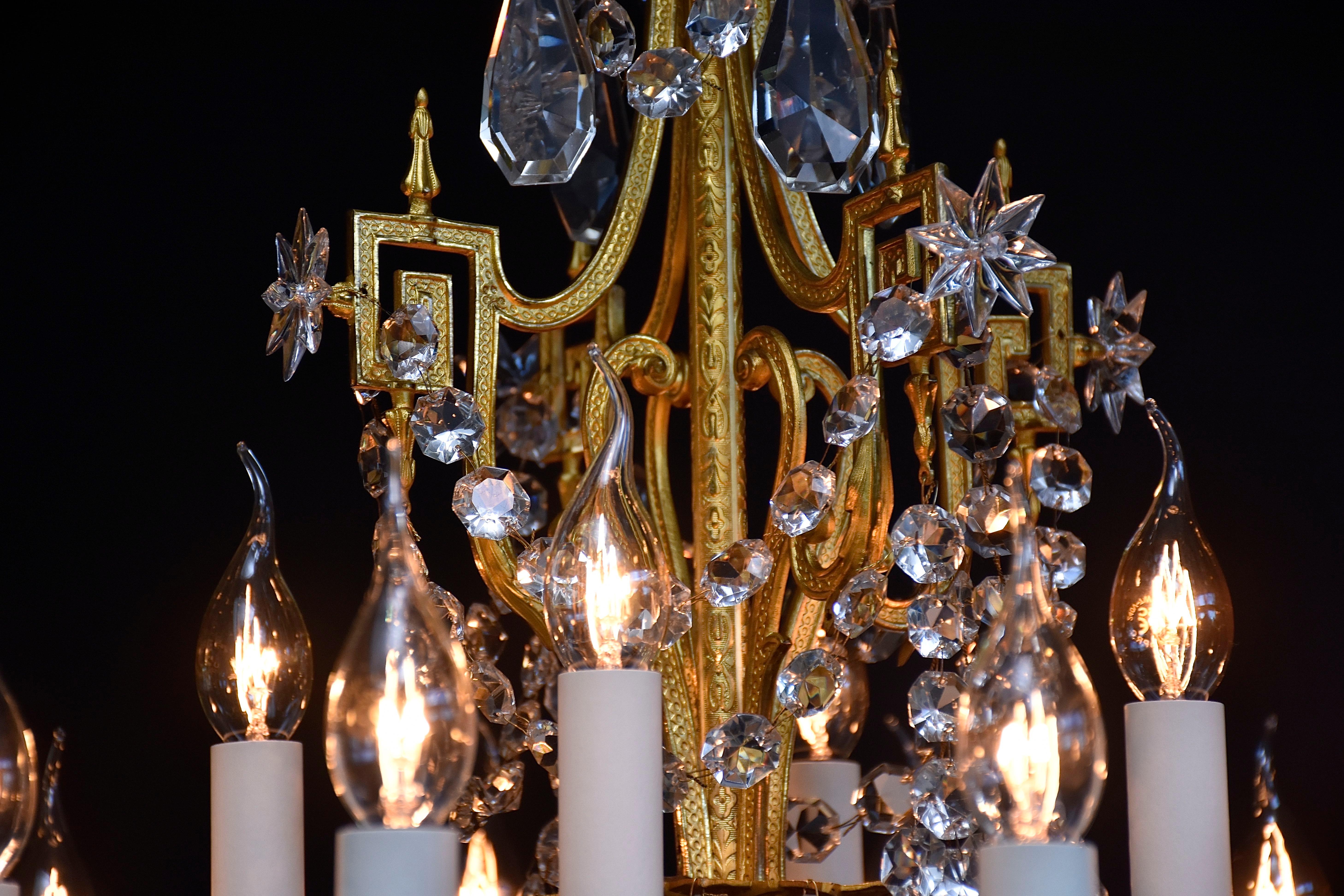 Araña de bronce dorado del siglo XIX con cristales de Baccarat, estilo Luis XVI Bronce en venta