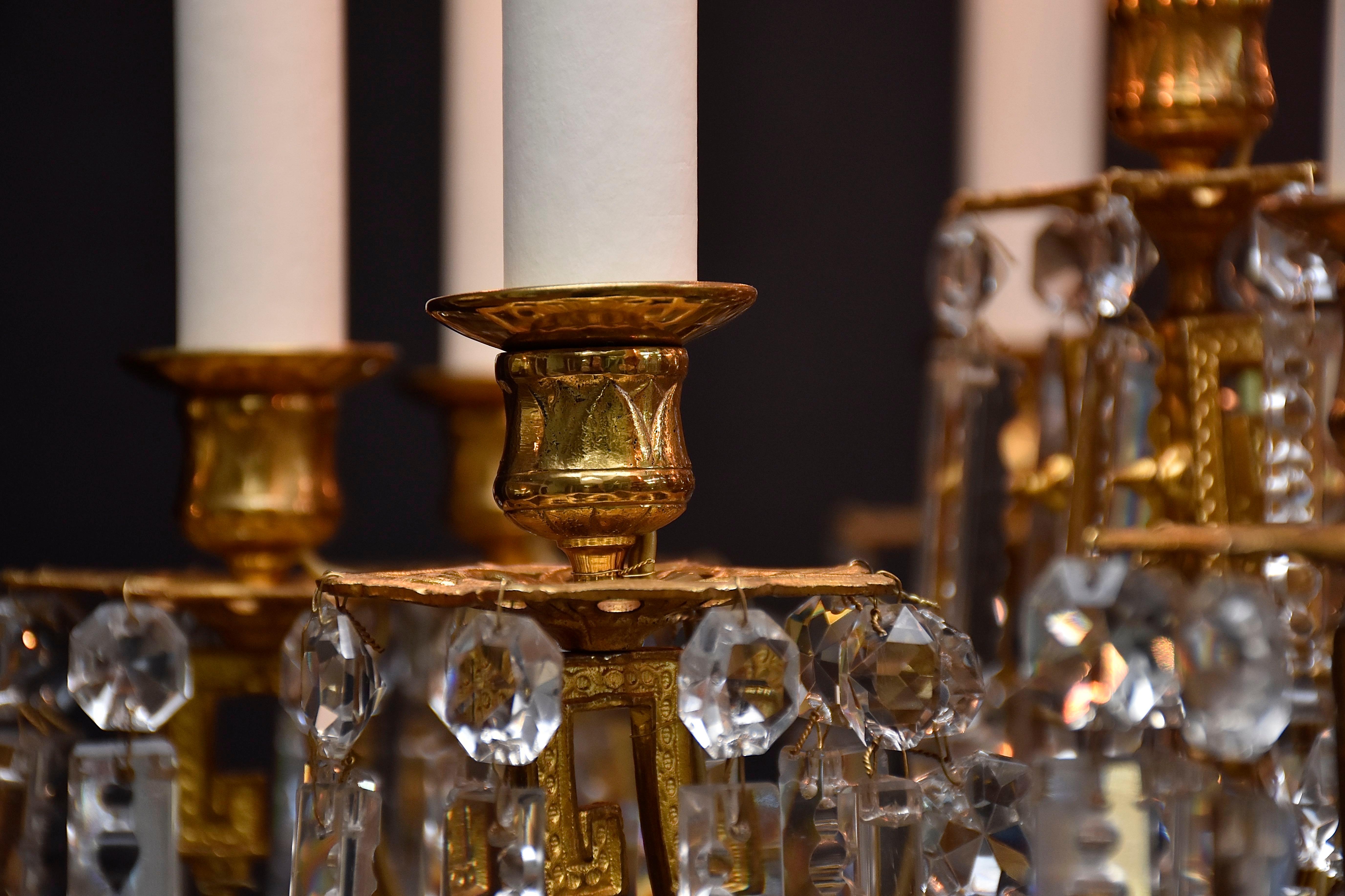 Araña de bronce dorado del siglo XIX con cristales de Baccarat, estilo Luis XVI en venta 1