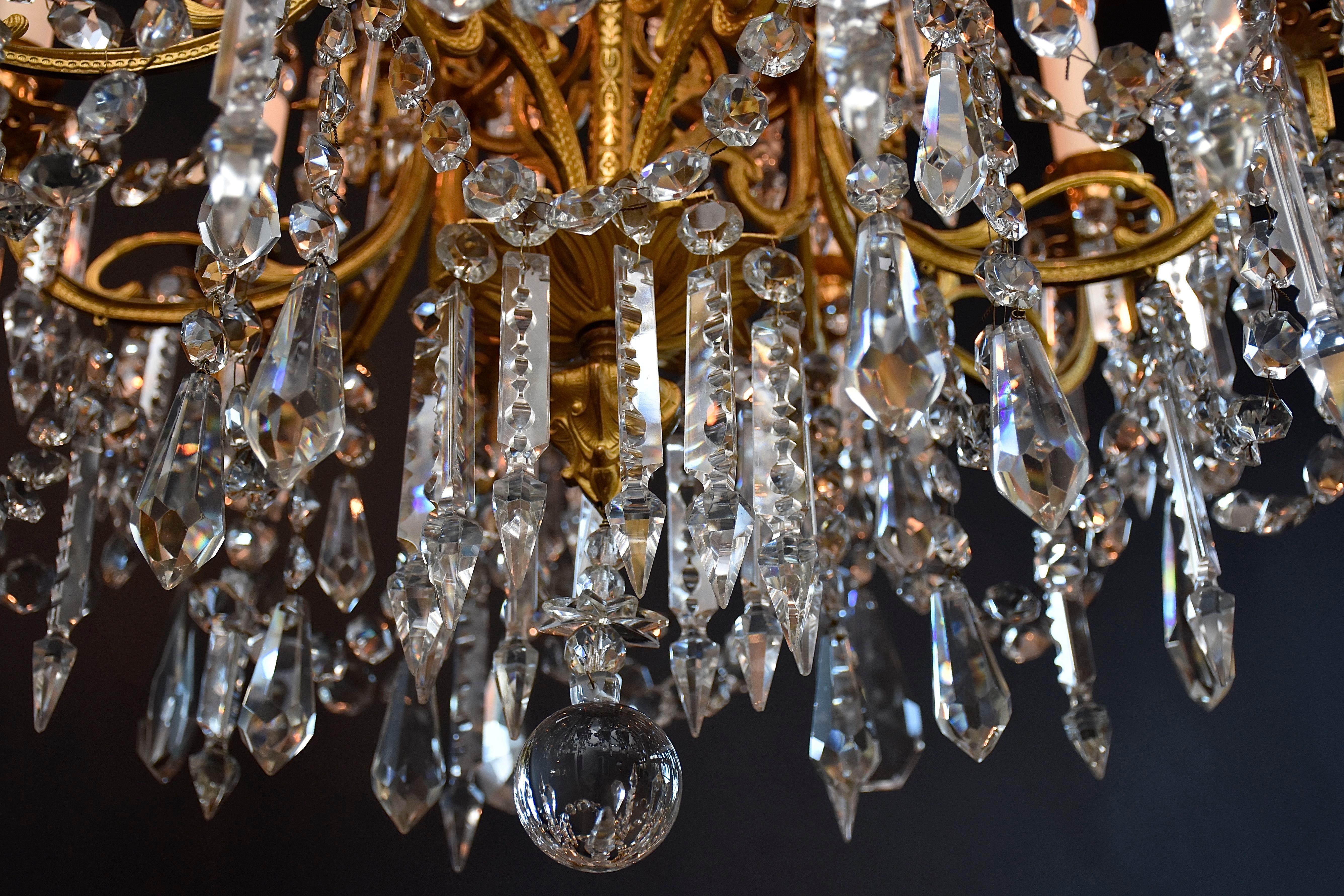 Araña de bronce dorado del siglo XIX con cristales de Baccarat, estilo Luis XVI en venta 2