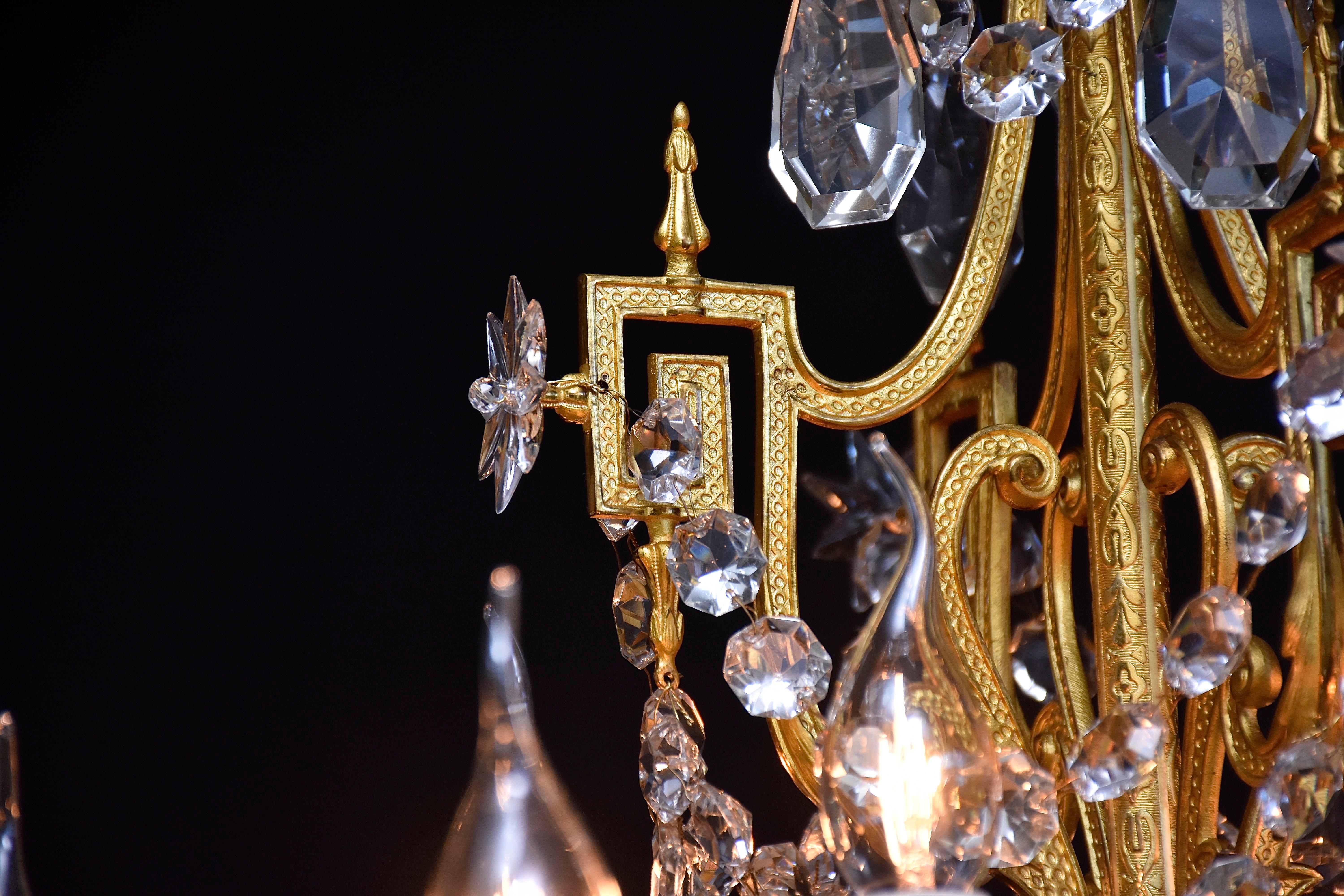 Araña de bronce dorado del siglo XIX con cristales de Baccarat, estilo Luis XVI en venta 3