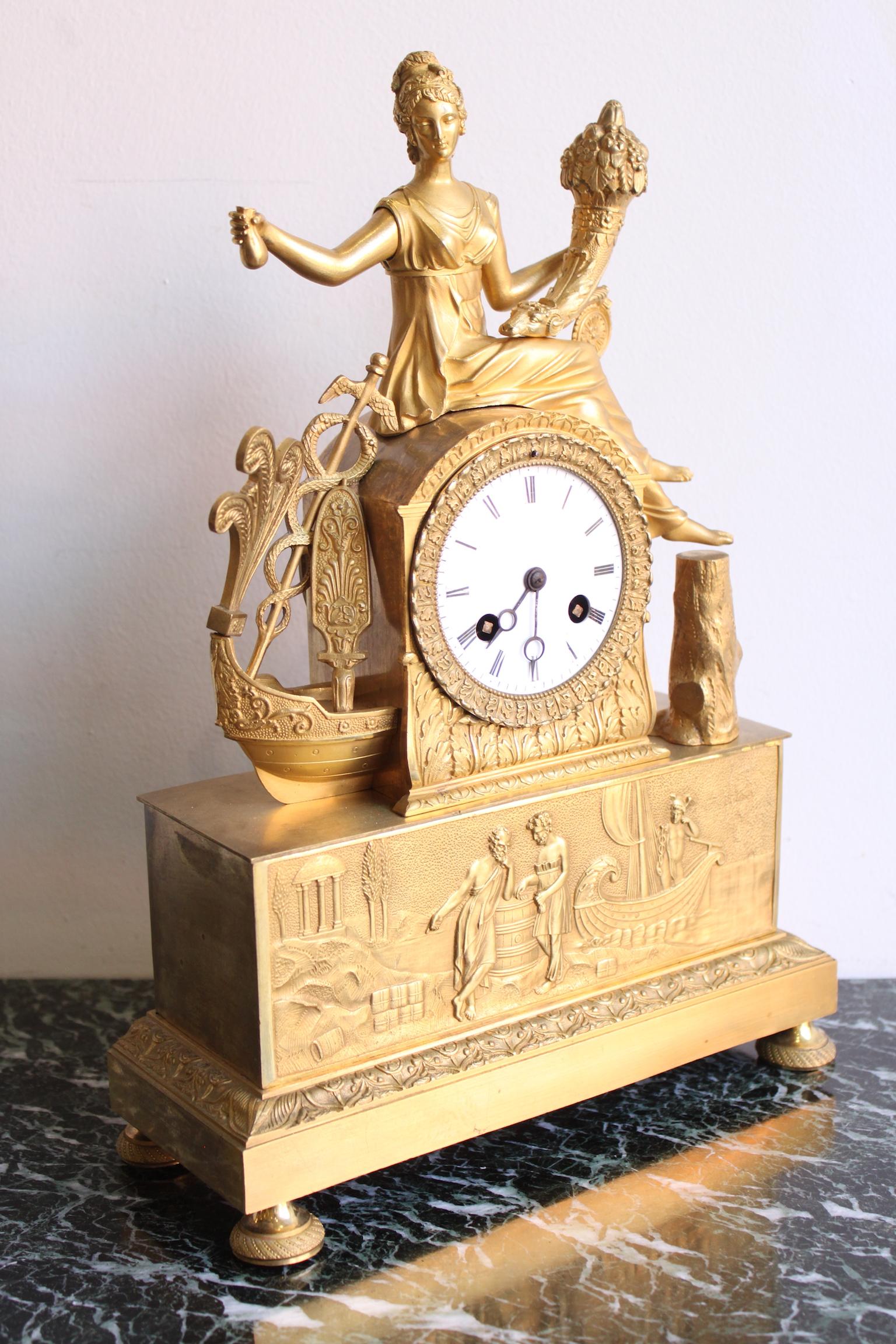 19th century gilt bronze clock representing a woman holding a cornucopia. Complete movement in working order. An adjustment is to be expected.
Dimensions: width 25.5cm, height 38cm, depth 11cm.