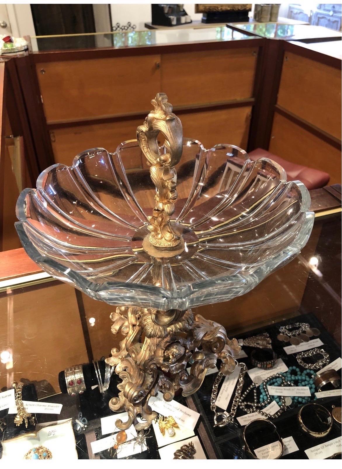 Centrotavola con scena di caccia alla volpe o Epergne in bronzo dorato e cristallo del XIX secolo in vendita 5