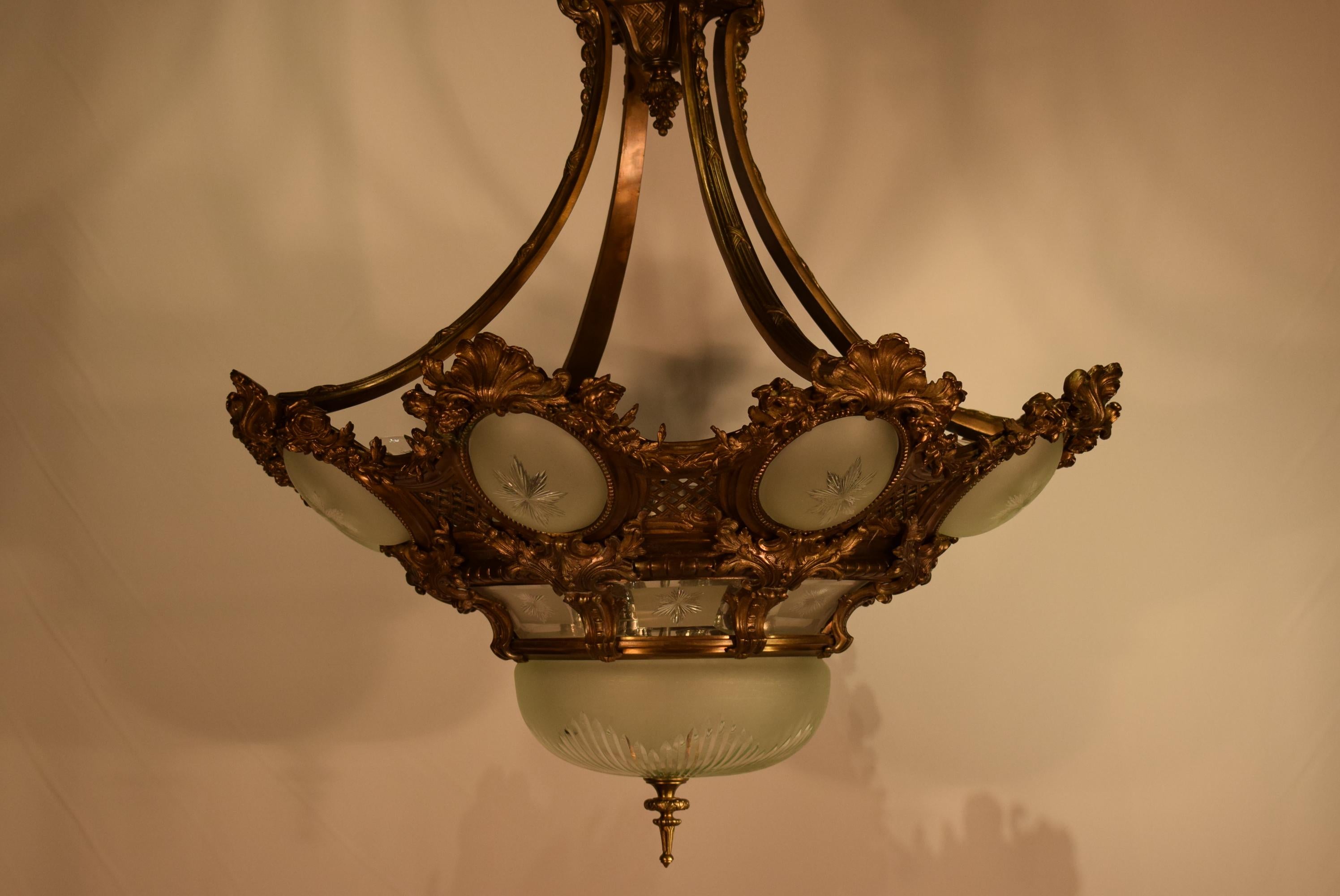 Lustre de style Régence du XIXe siècle en bronze doré et cristal en vente 2