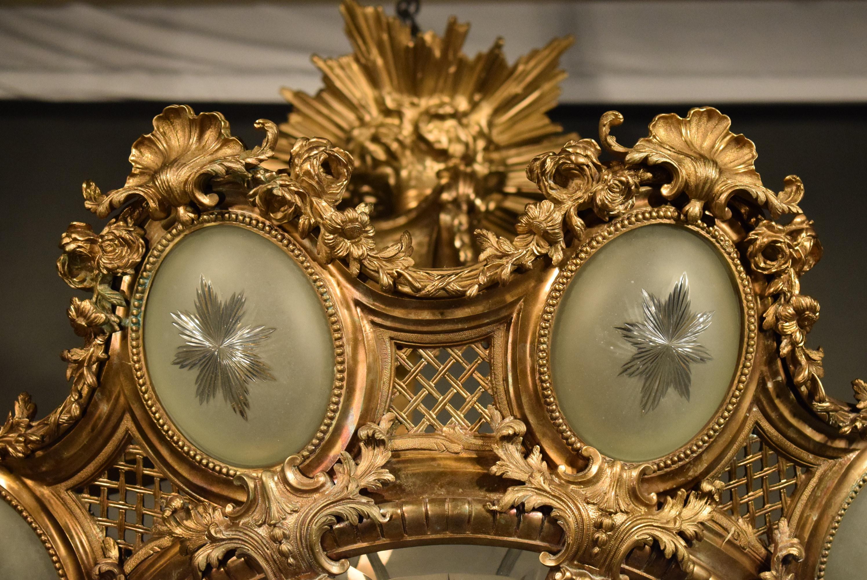 Kronleuchter aus vergoldeter Bronze und Kristall im Regence-Stil, 19. Jahrhundert im Zustand „Gut“ im Angebot in Atlanta, GA