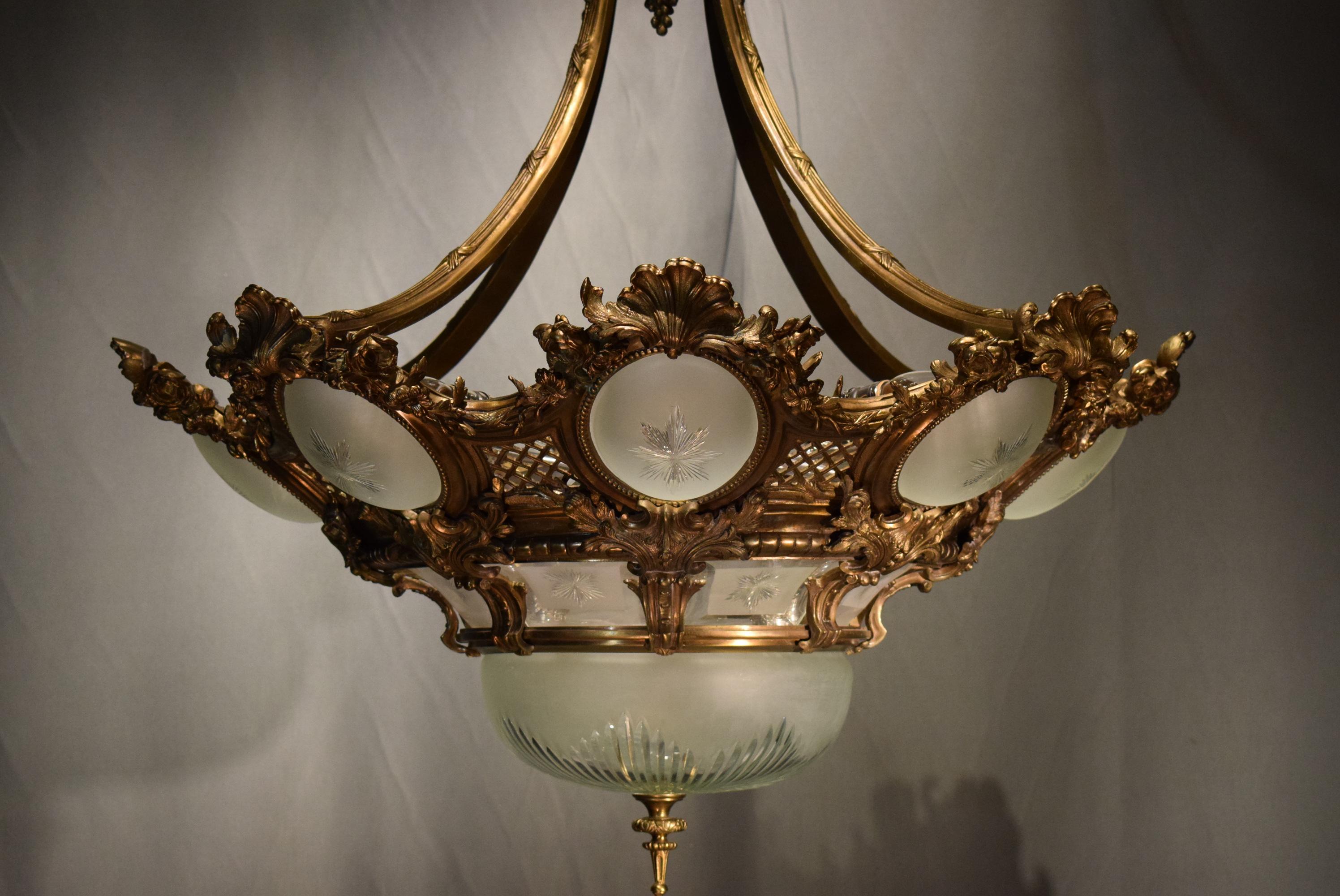 Kronleuchter aus vergoldeter Bronze und Kristall im Regence-Stil, 19. Jahrhundert im Angebot 1