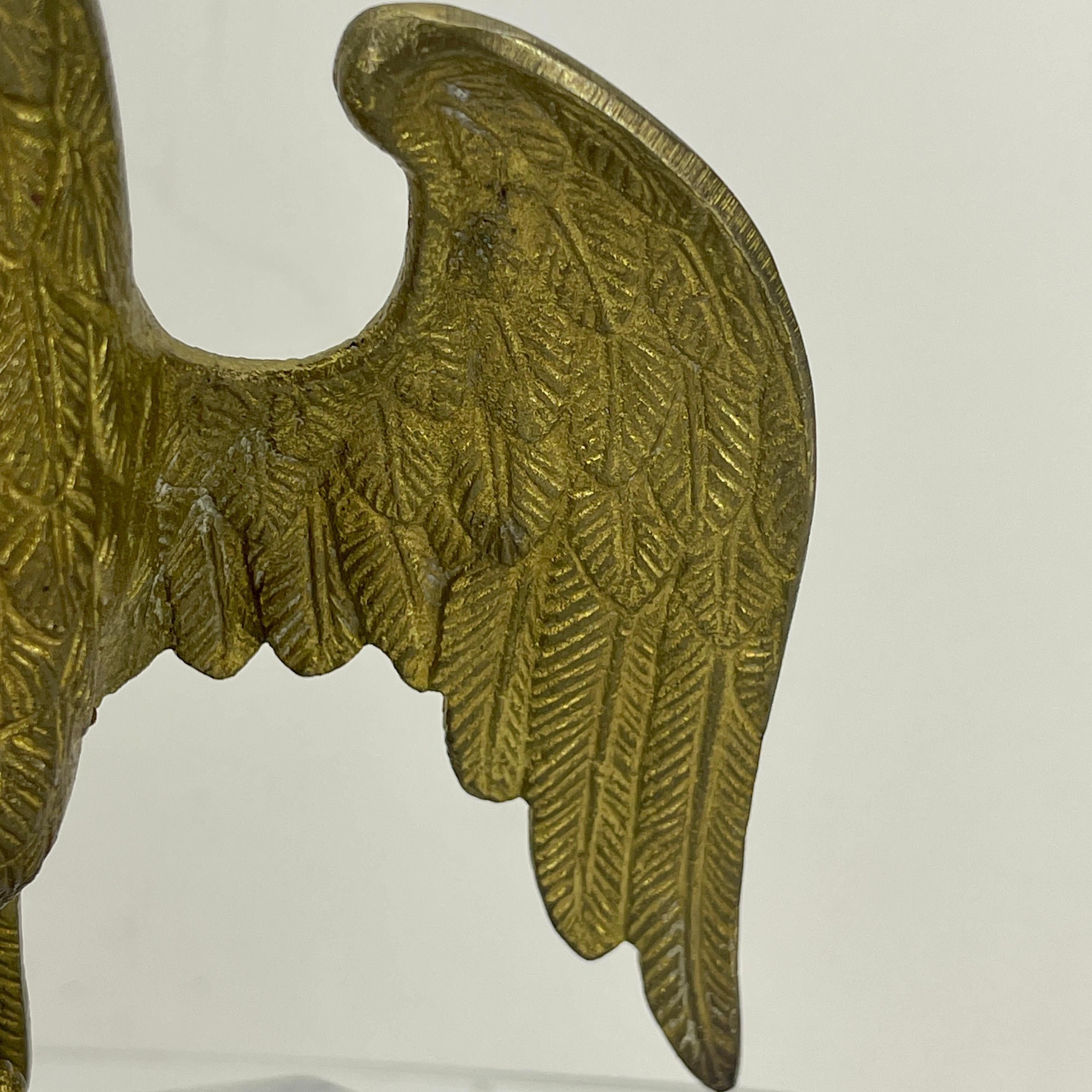Frammento di aquila in bronzo dorato del XIX secolo su supporto in marmo bianco, Italia in vendita 3