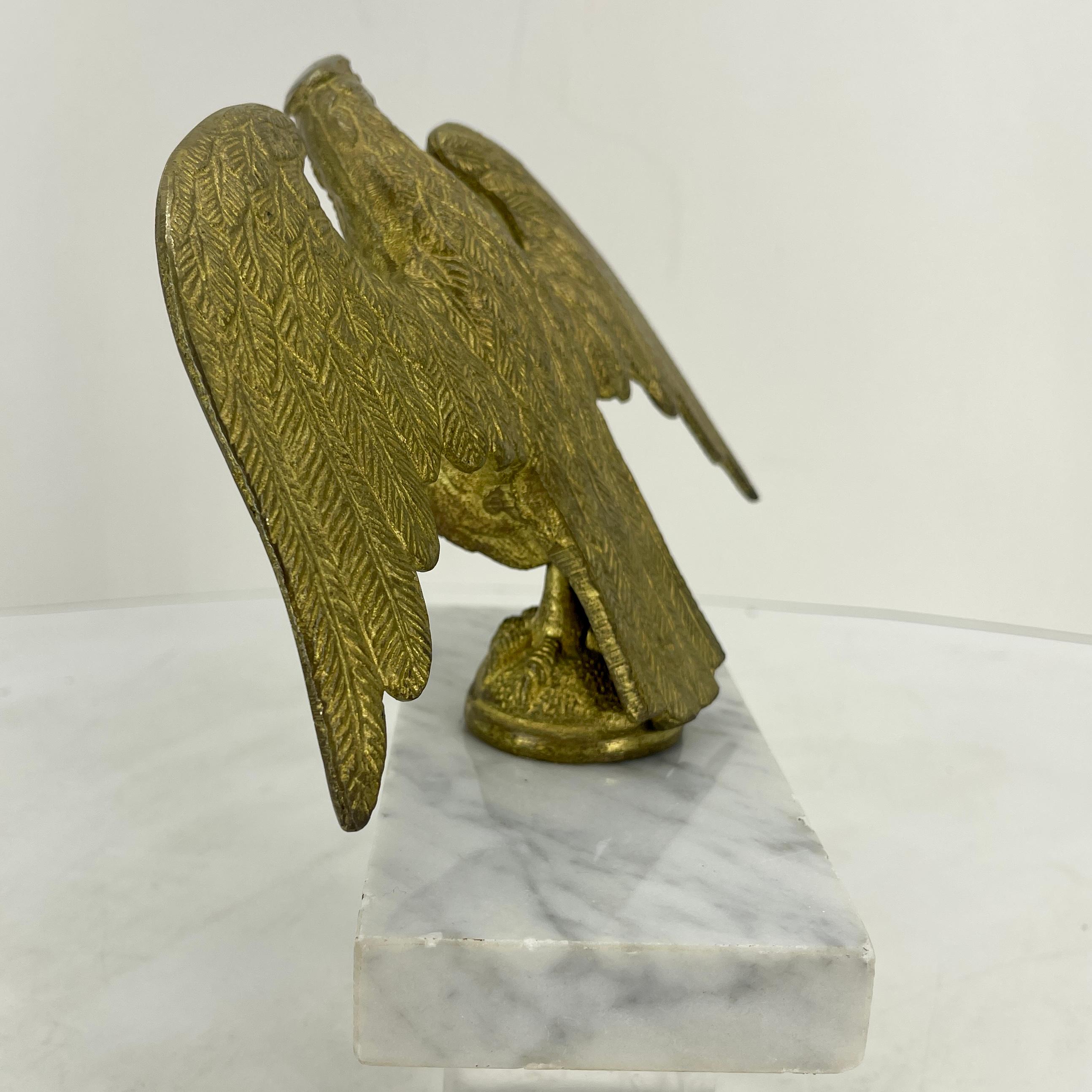Fragment d'aigle en bronze doré du 19ème siècle sur socle en marbre blanc, Italie   en vente 6