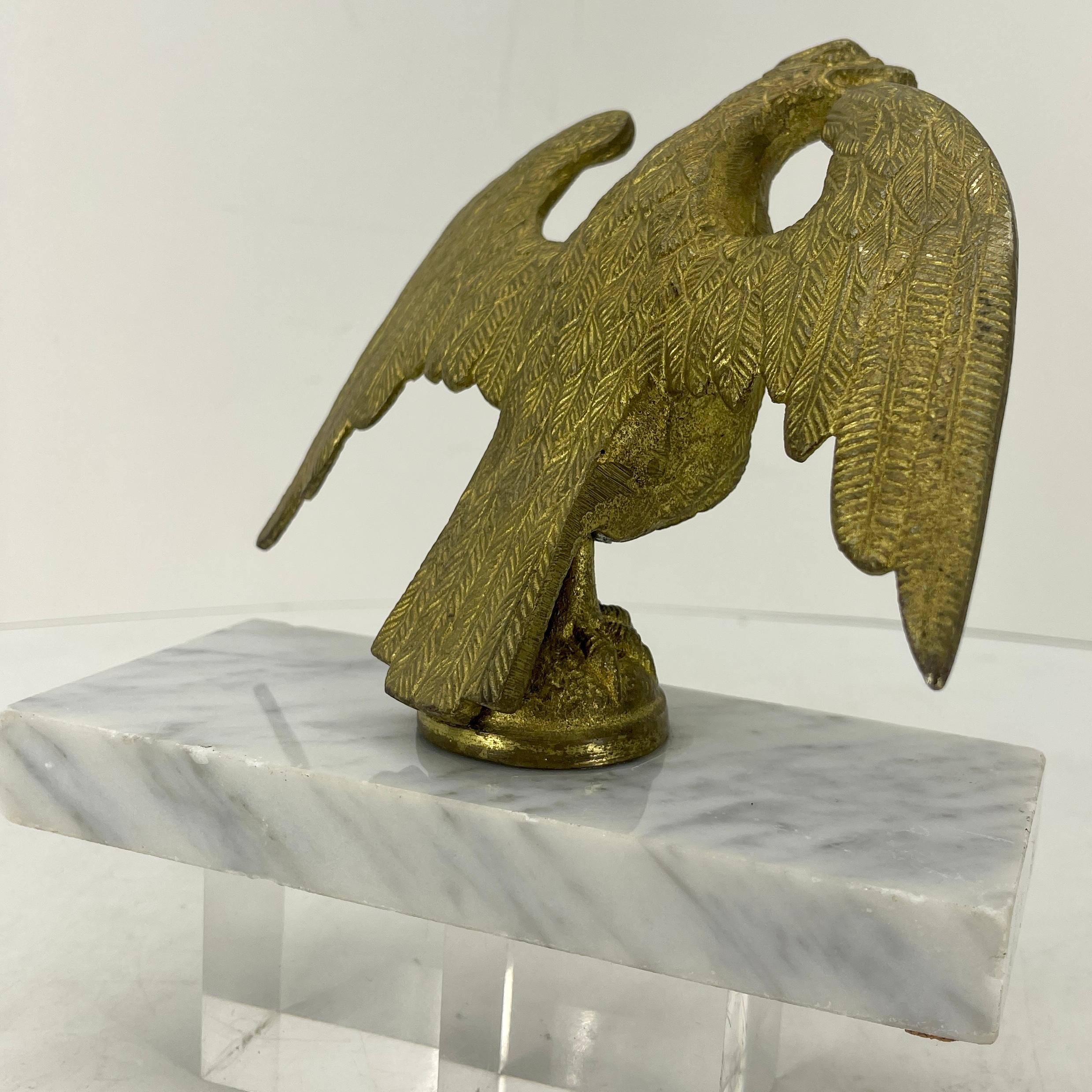 Néoclassique Fragment d'aigle en bronze doré du 19ème siècle sur socle en marbre blanc, Italie   en vente