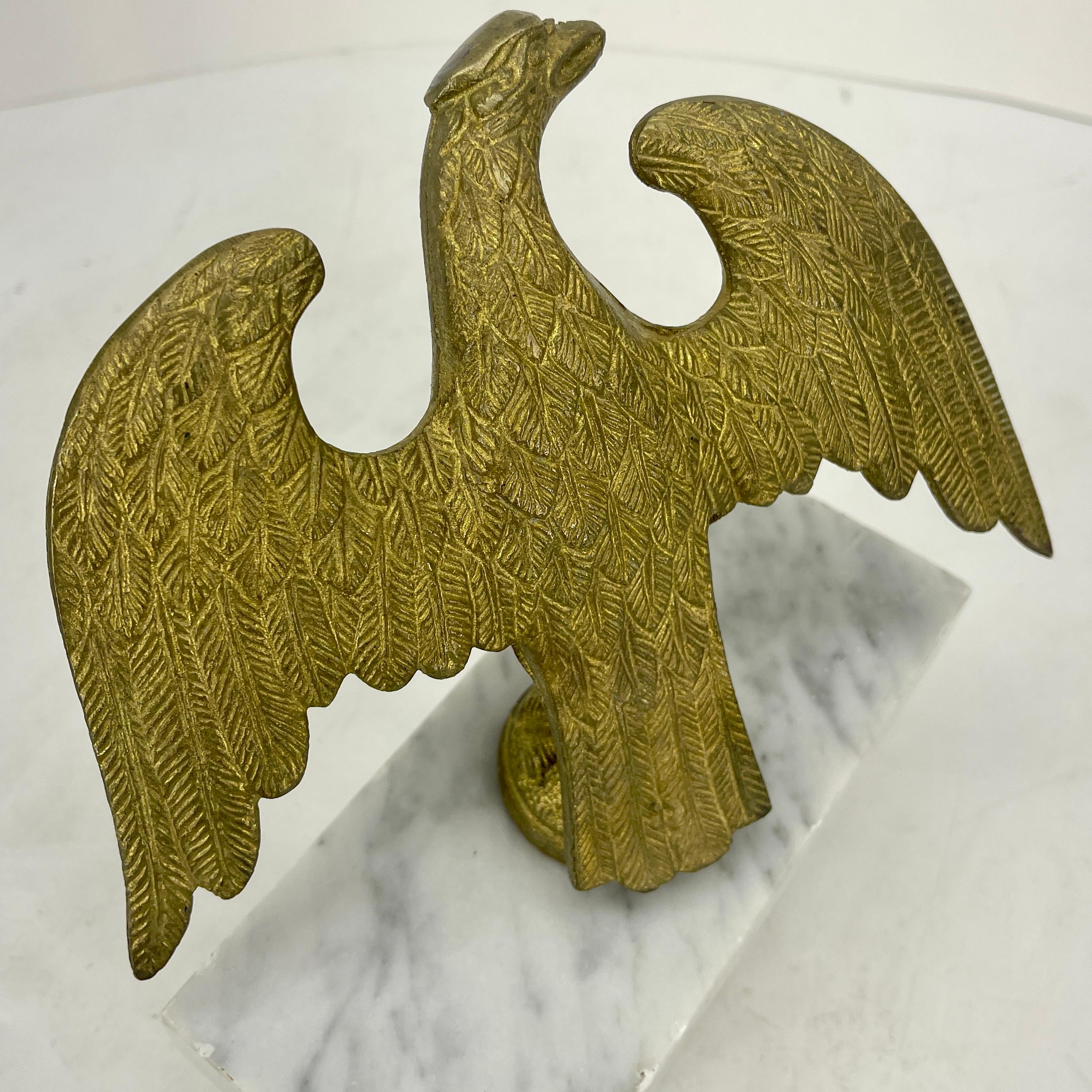 italien Fragment d'aigle en bronze doré du 19ème siècle sur socle en marbre blanc, Italie   en vente