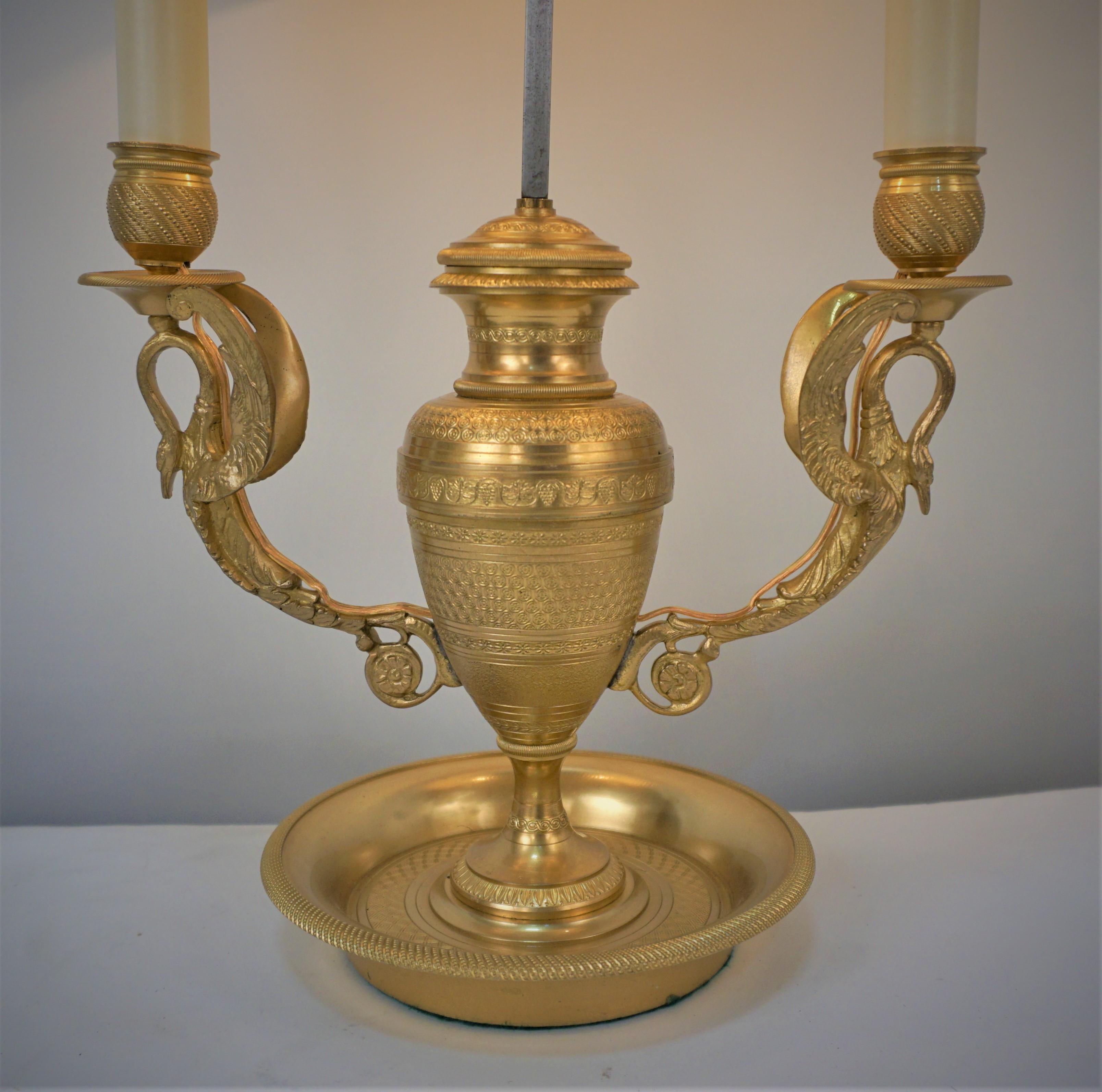 Vergoldete Bronze mit doppelten Schwanenarmen, Bouillotte Tischlampe mit ockerrotem Lampenschirm.