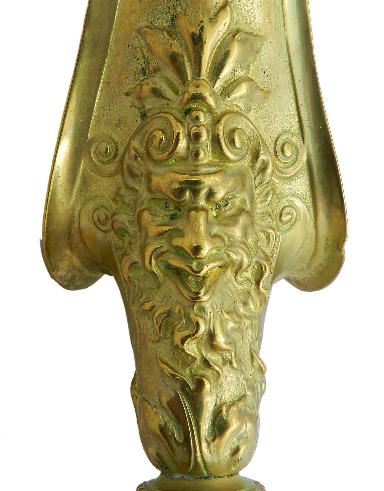 Pichet à aiguière en bronze doré 19e siècle bronze doré Renaissance Revival
Lourd et solide 
Décoratif et impressionnant
Bon état ancien. 

    