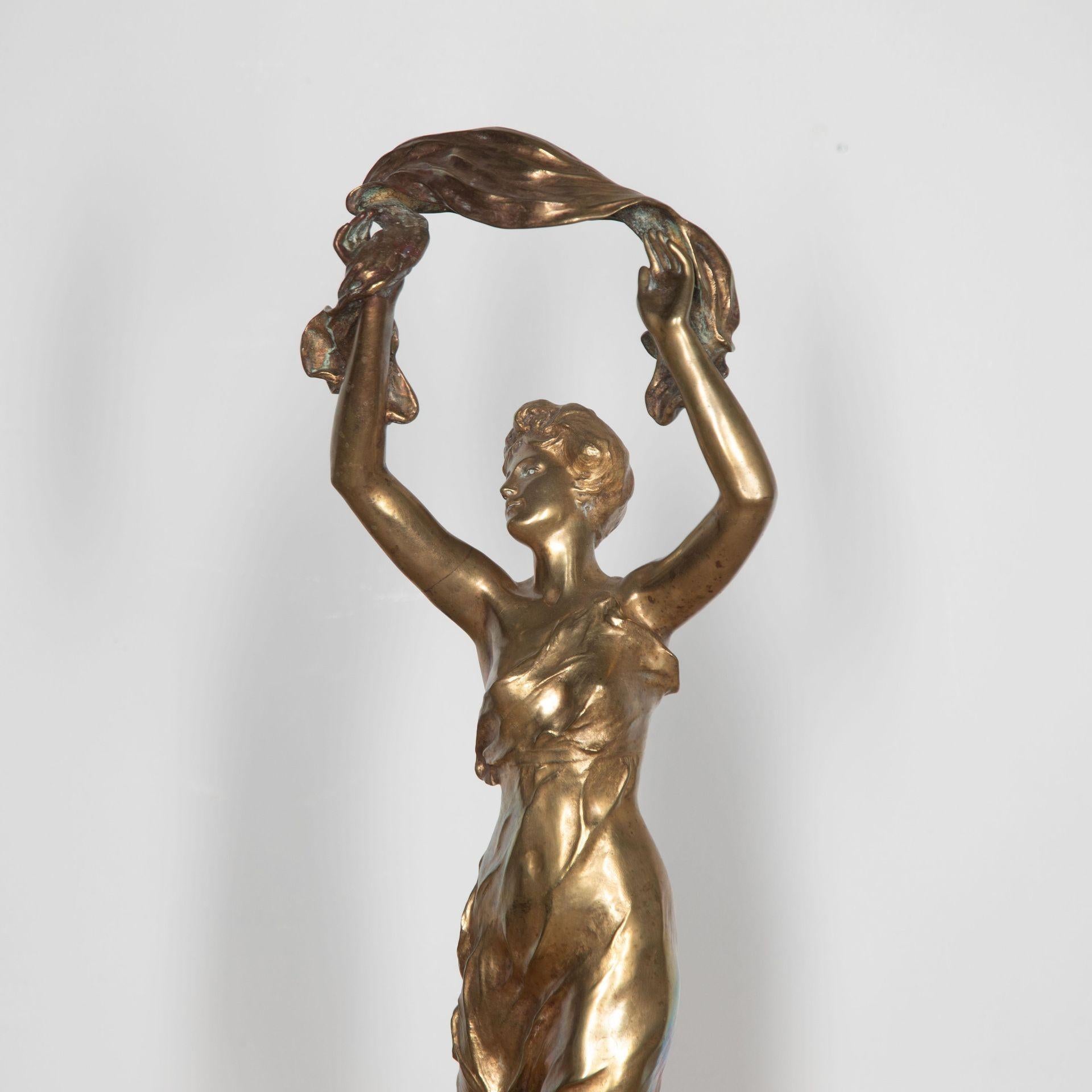 Dorato Figura femminile in bronzo dorato del XIX secolo in vendita