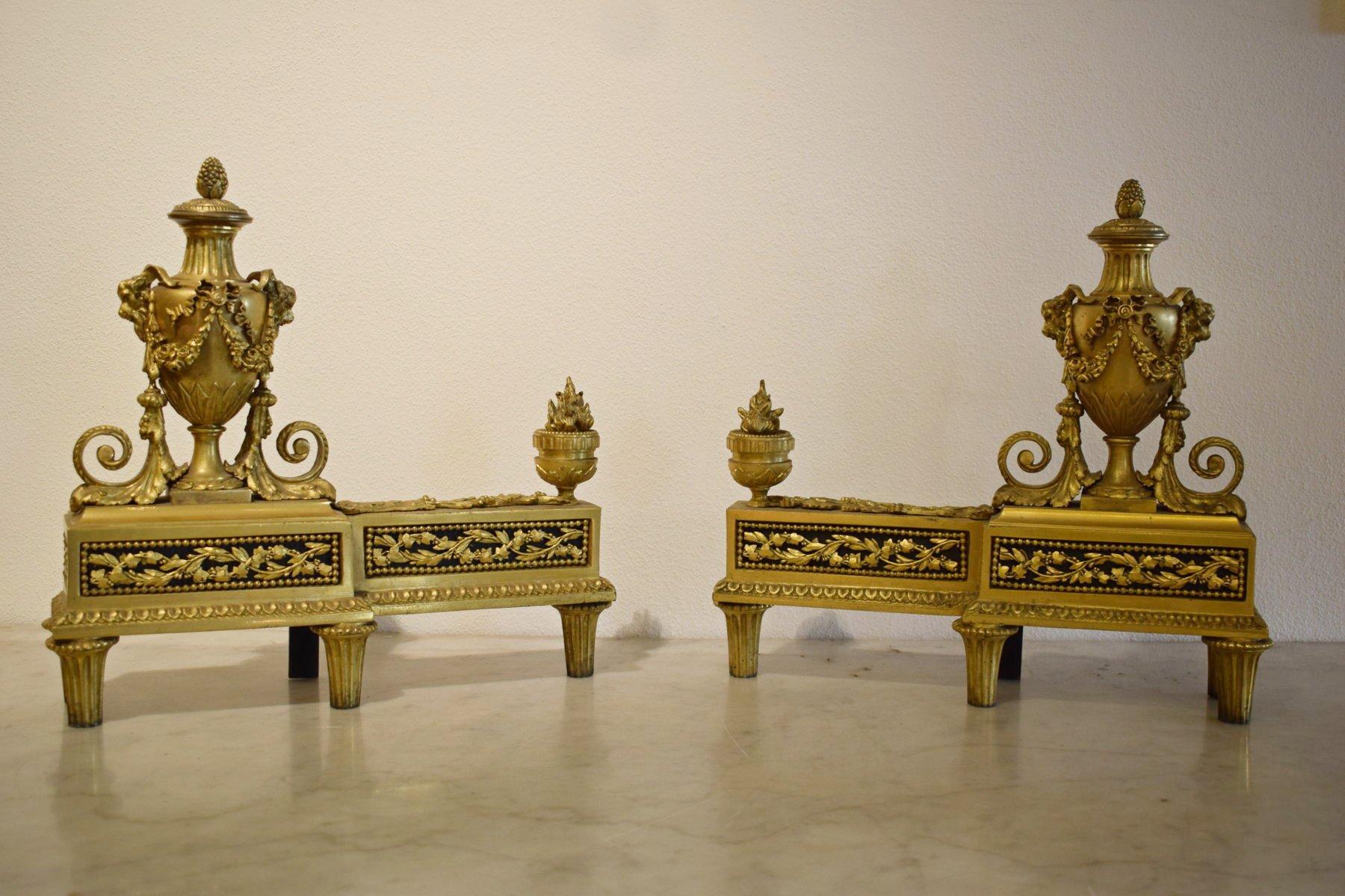19. Jahrhundert, Paar vergoldete Bronzekamine im Louis XVI-Stil, 

Das Kaminpaar Chenets wurde in der ersten Hälfte des 19. Jahrhunderts im Stil Louis XVI hergestellt. Die Chenets für den Kamin sind aus vergoldeter Bronze und fein ziseliert. Sie