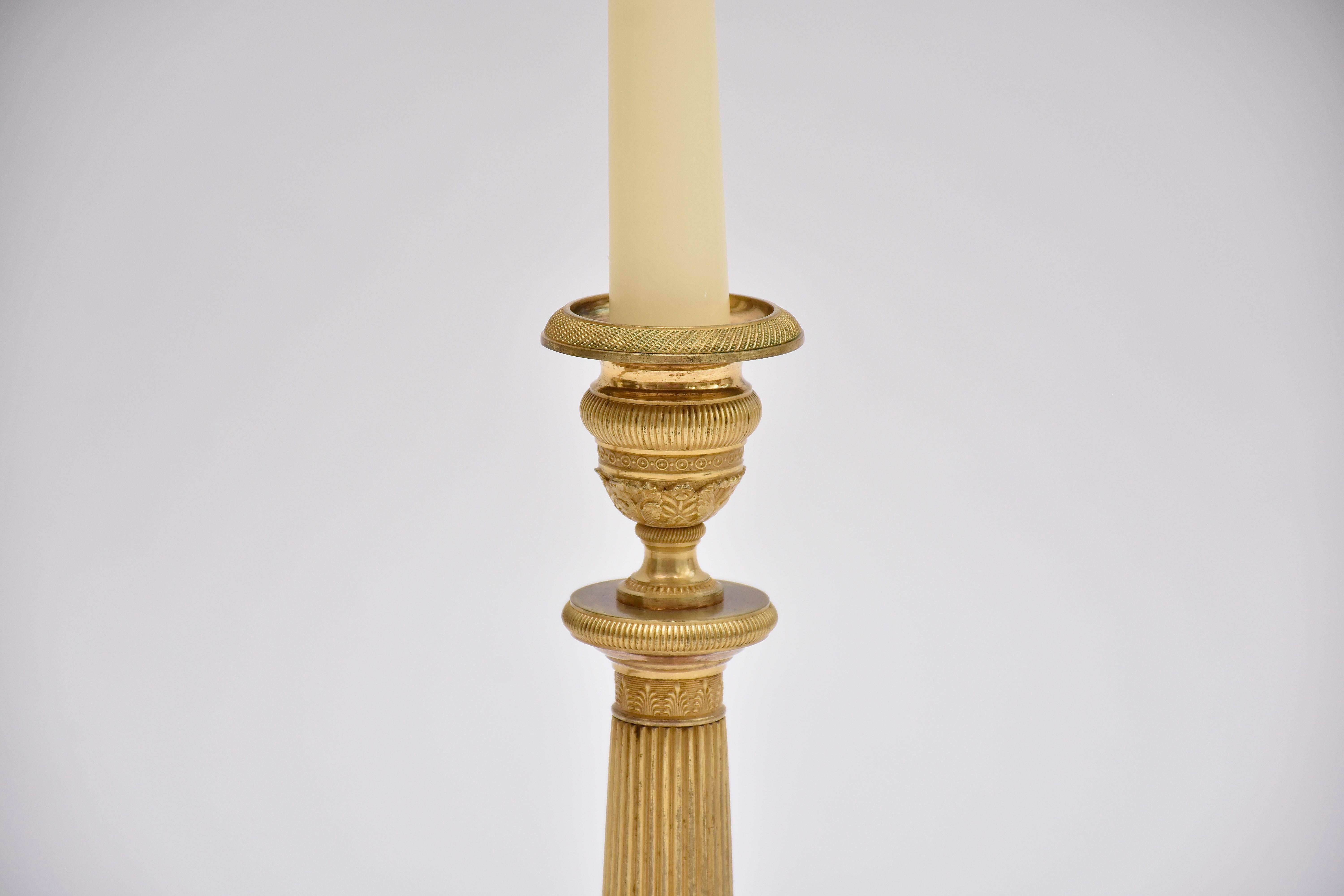 Ein elegantes Paar französischer Kerzenständer aus vergoldeter Bronze.
Schöne feine Qualität; verziert mit Akanthusblättern, Palmetten und Blumen.
Originalvergoldung.