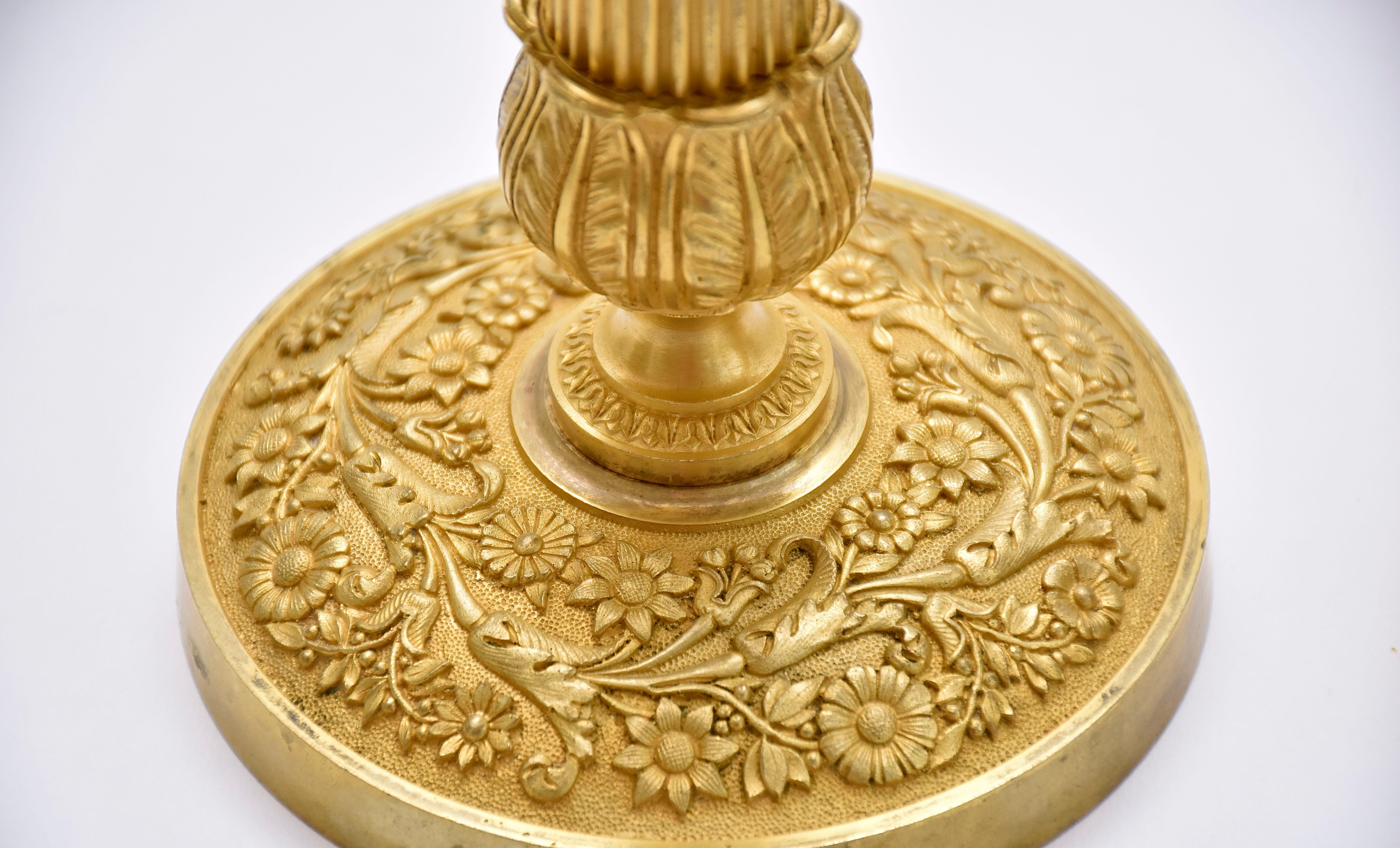 Französische Empire-Kerzenhalter aus vergoldeter Bronze, 19. im Zustand „Gut“ im Angebot in SON EN BREUGEL, NL