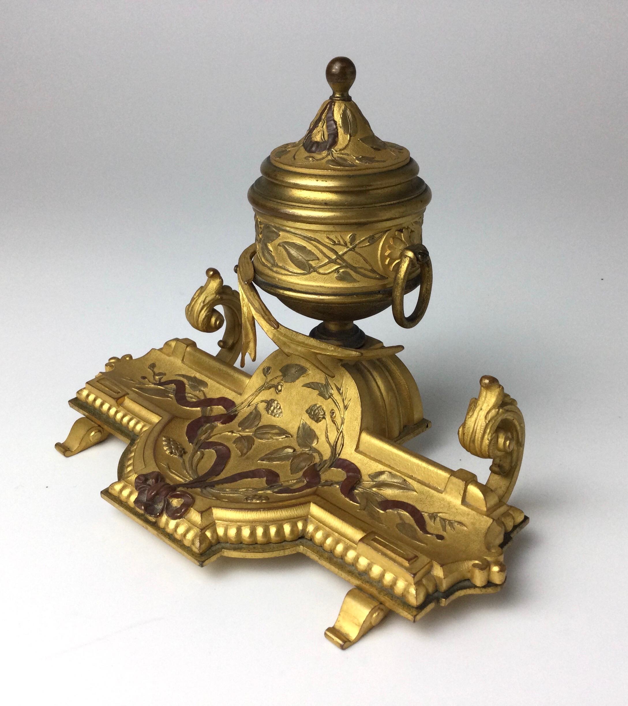 Bel encrier français en bronze doré du milieu du XIXe siècle. Mesures : 6 1/2' de largeur par 4