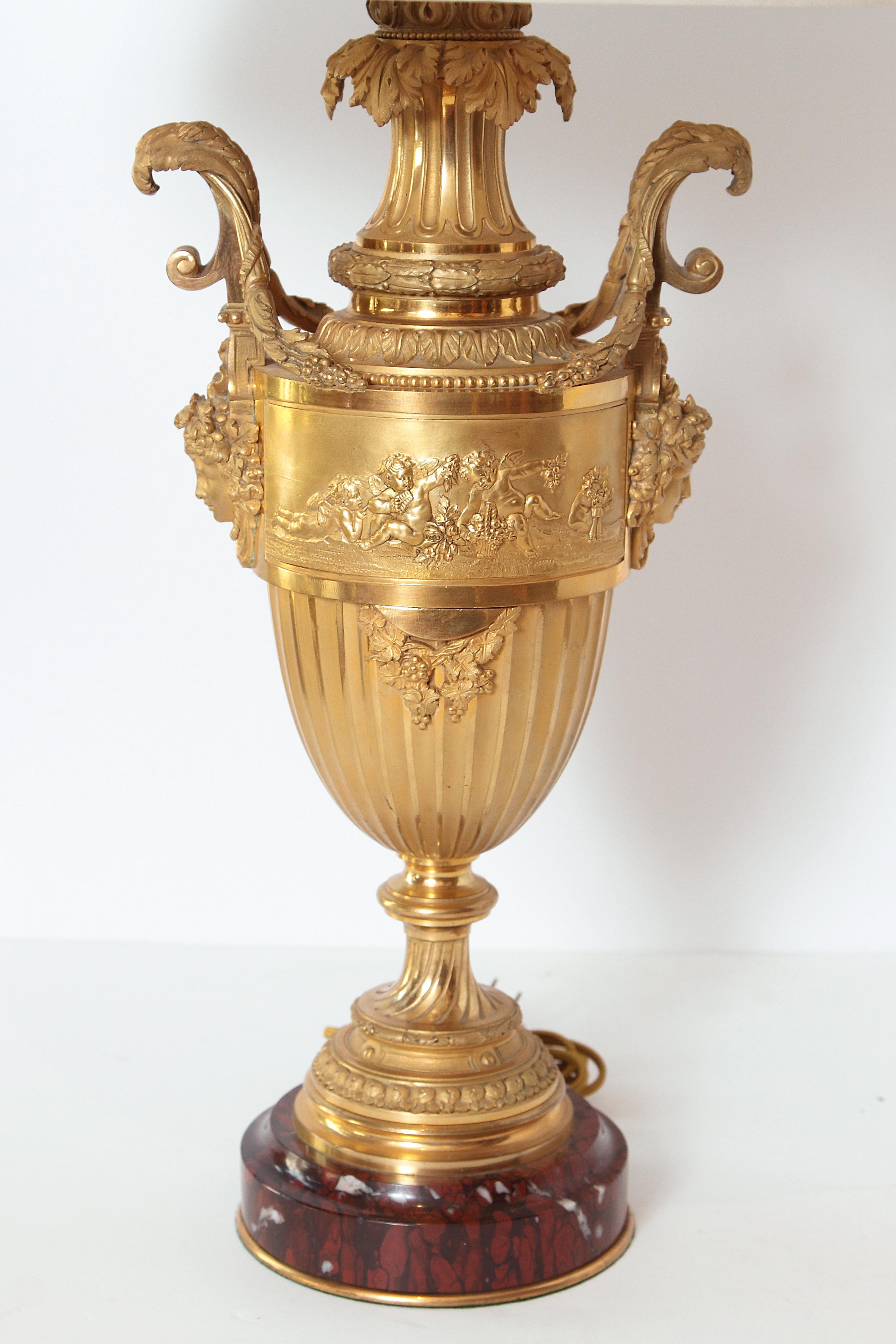 Hochwertige französische Urnenlampe aus vergoldeter Bronze des 19. Jahrhunderts auf einem Sockel aus rotem Marmor.