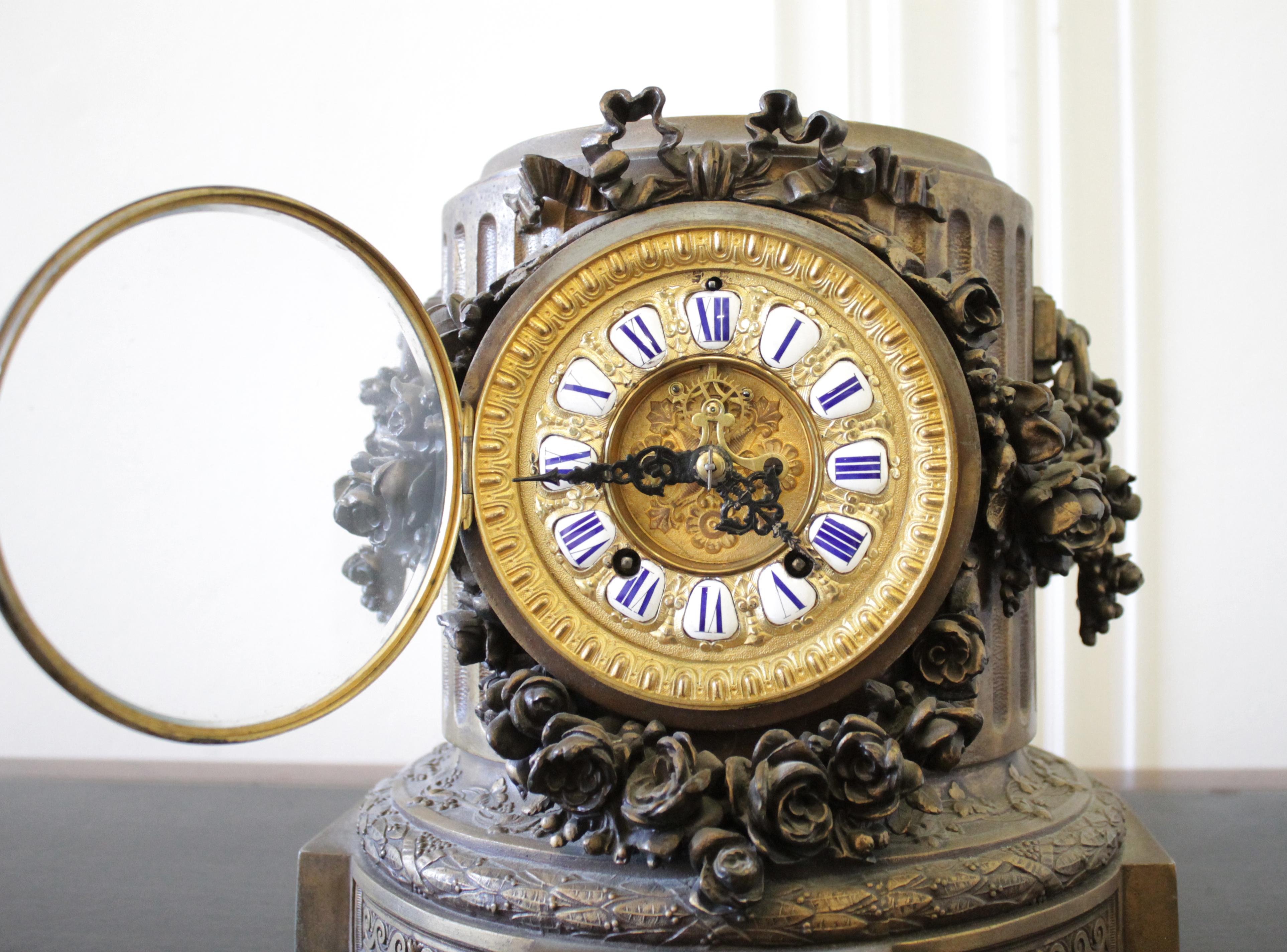 Französische Manteluhr aus vergoldeter Bronze aus dem späten 19. Jahrhundert mit Rosenkränzen.
Verziert mit einer großen Schleife aus Band und Rosenbüscheln um das Zifferblatt und die Seiten der Uhr. Ein schönes dekoratives Prägemuster befindet