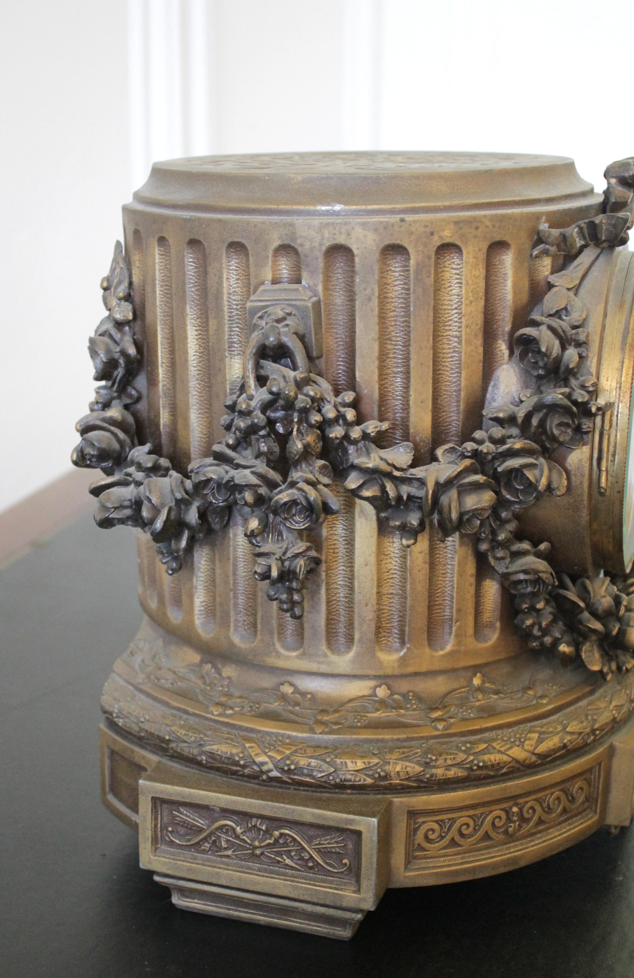 Französische Kaminuhr aus vergoldeter Bronze des 19. Jahrhunderts mit Rosenranken im Angebot 2