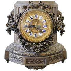 Pendule de cheminée française du 19ème siècle en bronze doré avec guirlandes de roses