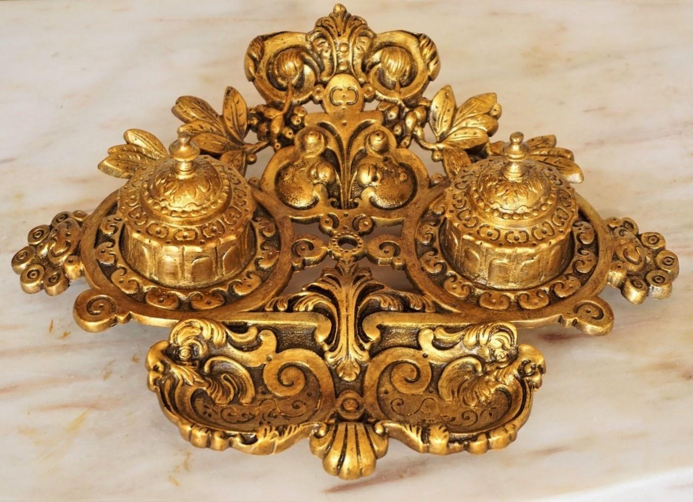Set da scrivania in bronzo dorato massiccio in stile barocco portoghese composto da doppio calamaio, calamaio e portacandele, Portogallo 1870-1880 Tutti e tre i pezzi sono riccamente decorati con motivi di fogliame, il calamaio con due calamai in
