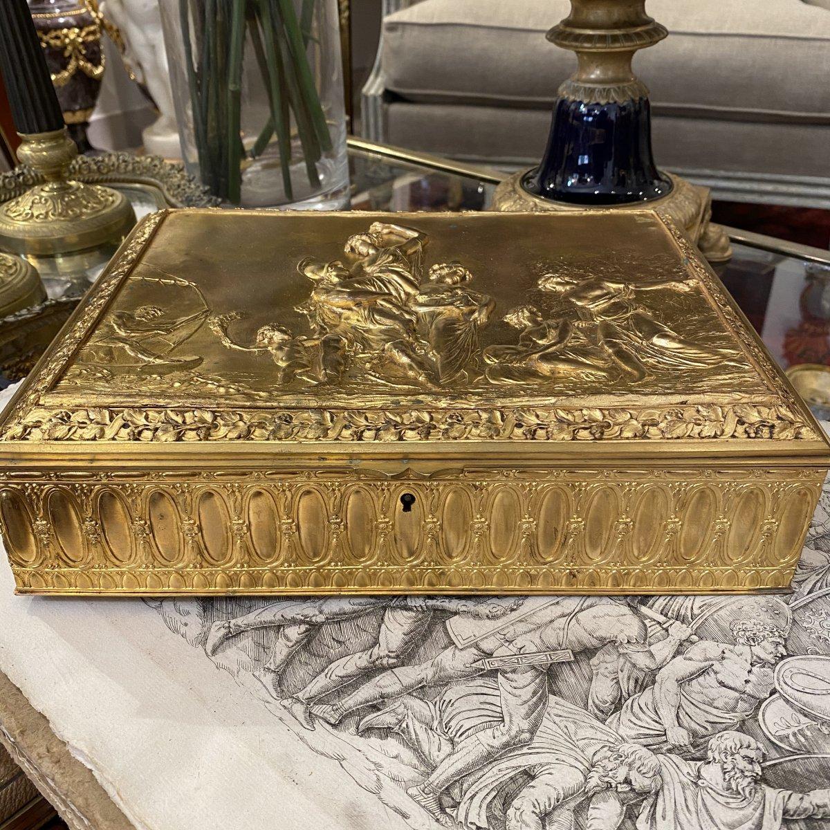 Wir präsentieren Ihnen diese exquisite vergoldete Bronzedose aus der Zeit Napoleons III. Es stellt eine Szene aus der klassischen Antike dar, die das romantische Rendezvous zweier Liebender vor dem Hintergrund einer Frau bei der Ernte auf der