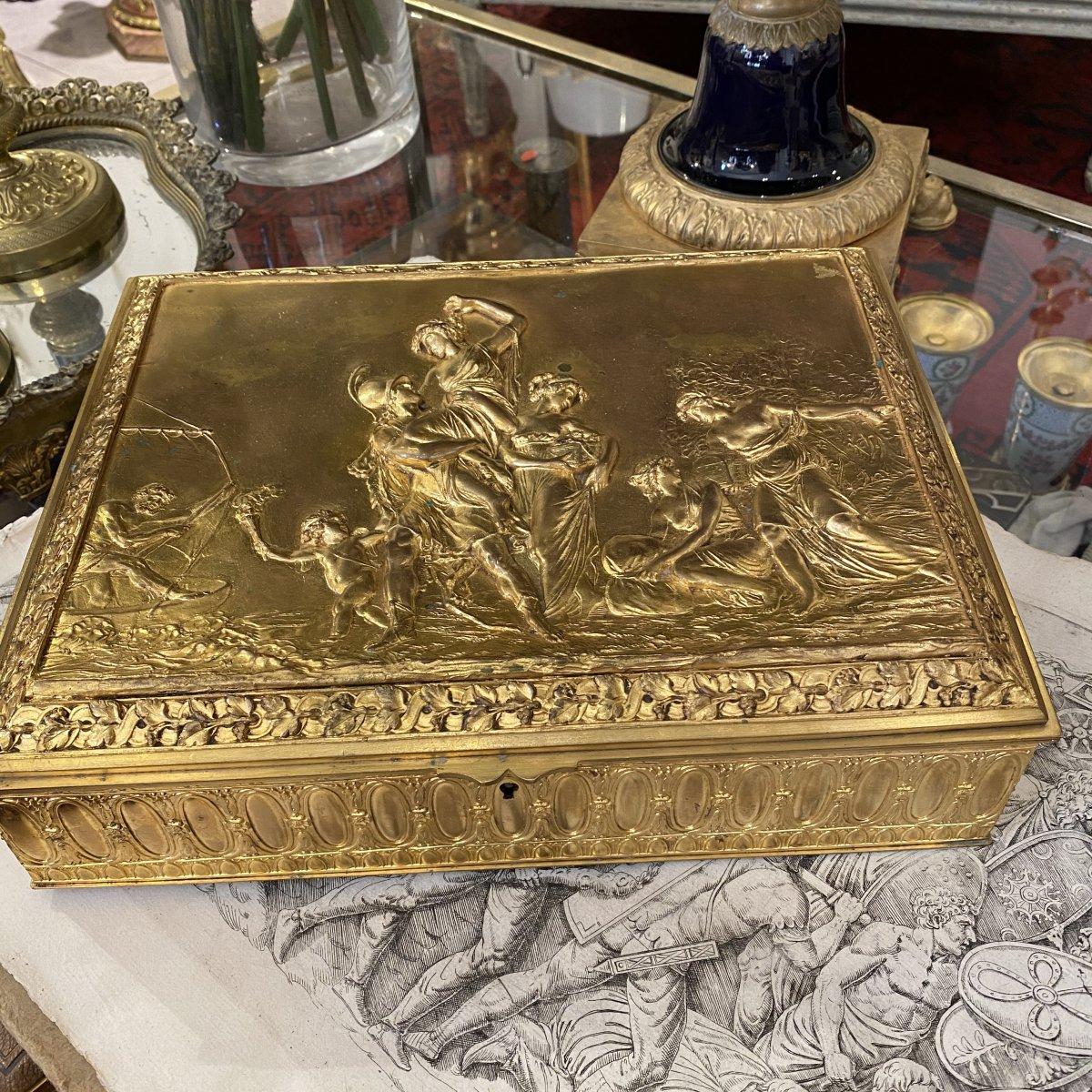 Schmuckkästchen aus vergoldeter Bronze des 19. Jahrhunderts mit Liebhabern aus der klassischen Antike  (Napoleon III.) im Angebot