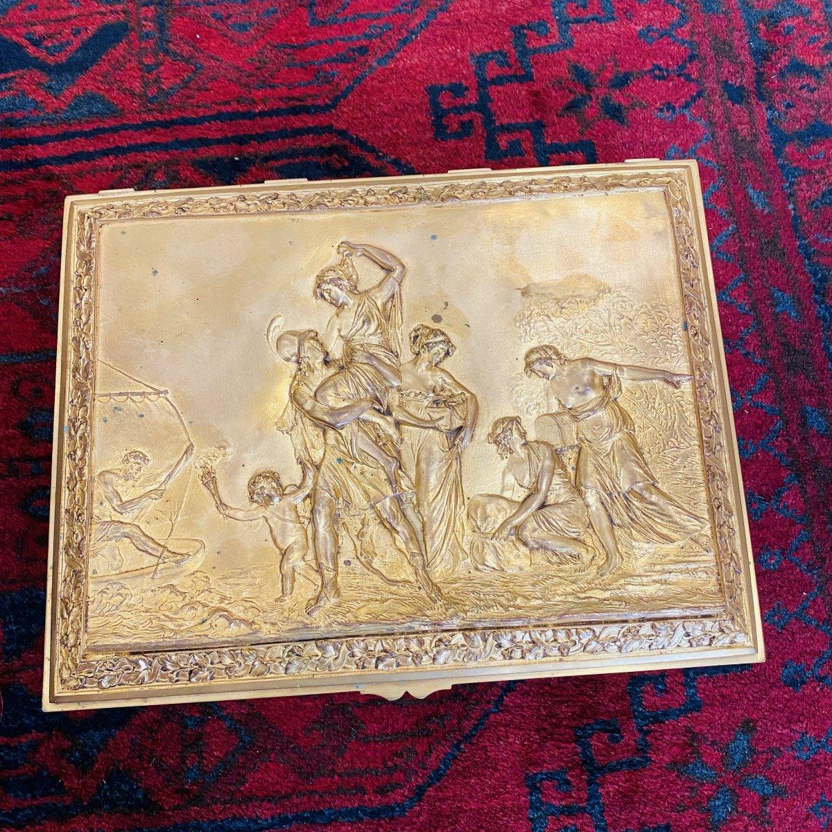 Schmuckkästchen aus vergoldeter Bronze des 19. Jahrhunderts mit Liebhabern aus der klassischen Antike  (Französisch) im Angebot