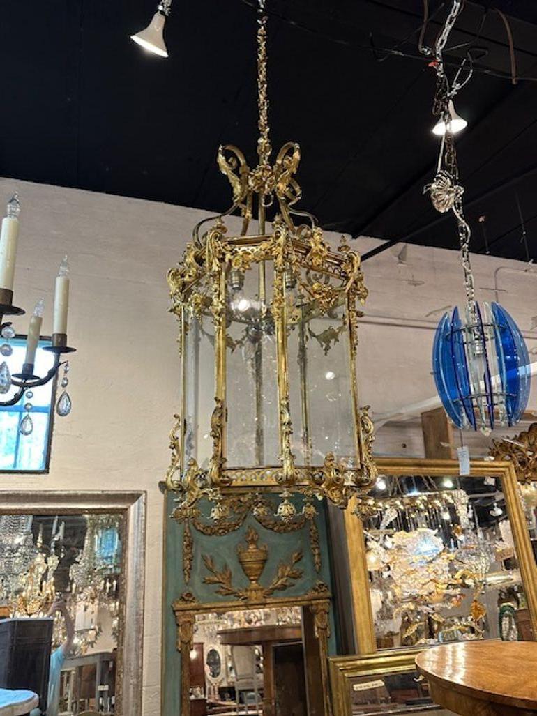 Eccezionale lanterna francese in bronzo dorato Luigi XV del XIX secolo. Caratterizzato da splendide forme a scorrimento e finali decorativi. Squisito!