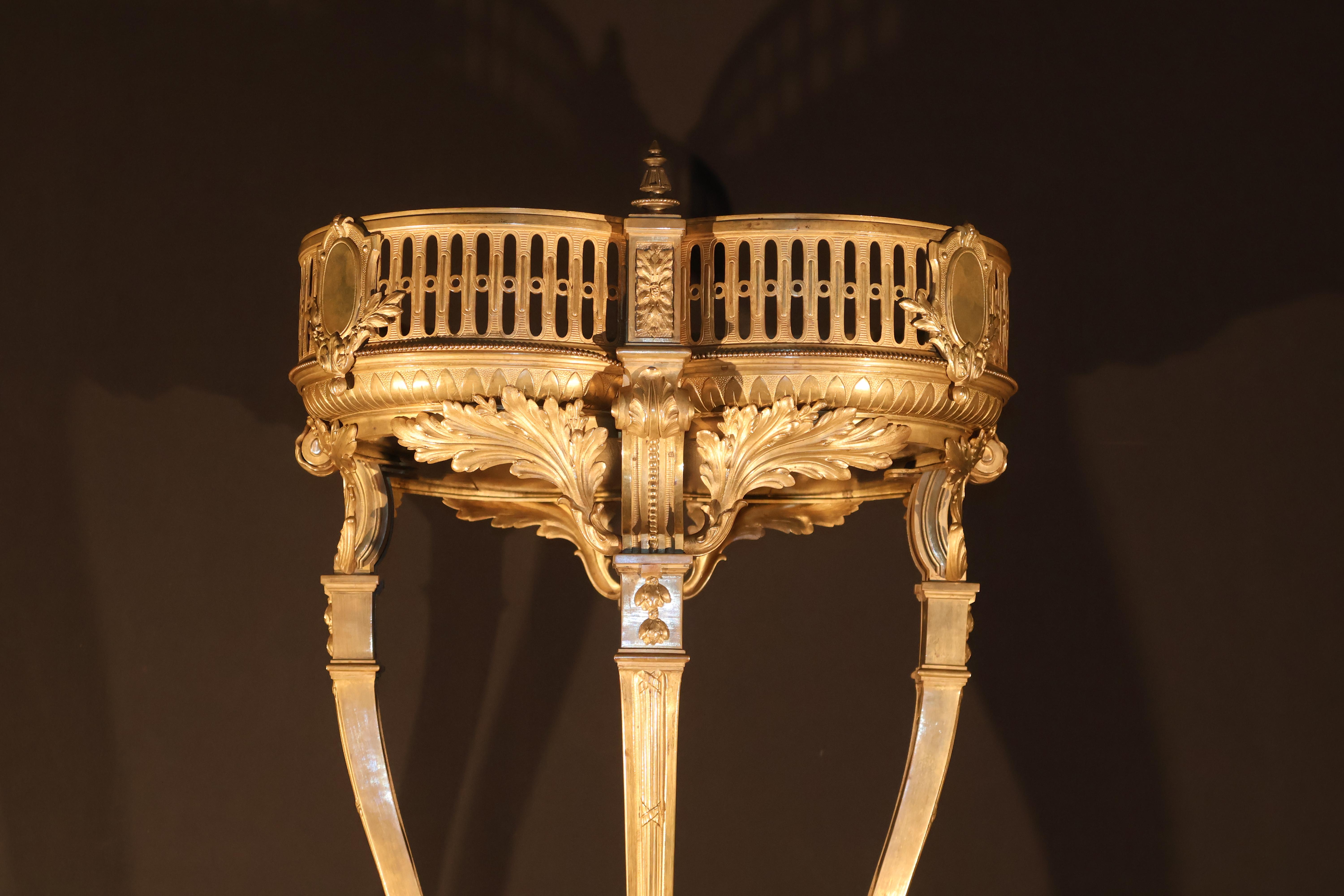 Vaso in bronzo dorato, mogano e marmo del XIX secolo in vendita 7