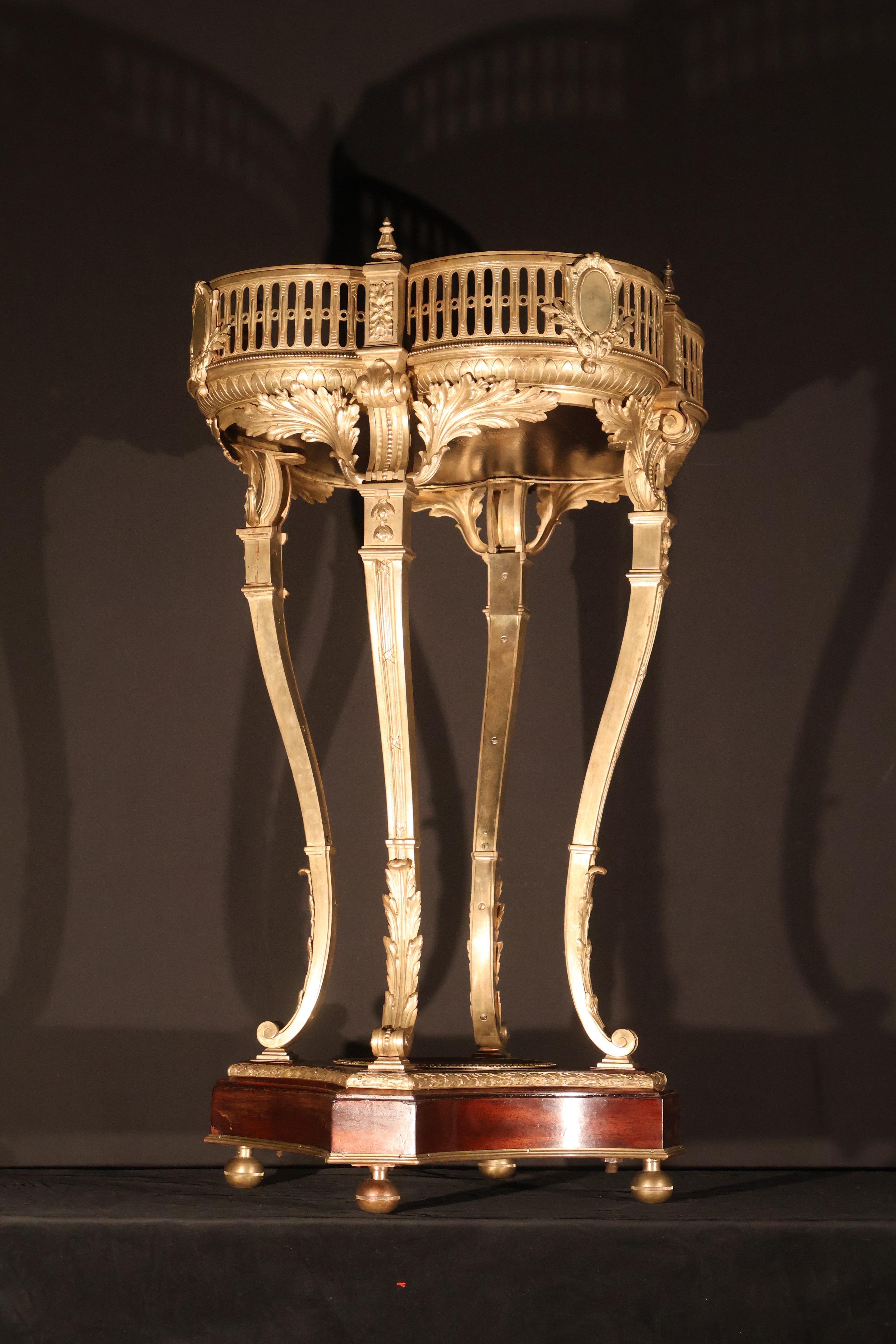 Luigi XVI Vaso in bronzo dorato, mogano e marmo del XIX secolo in vendita