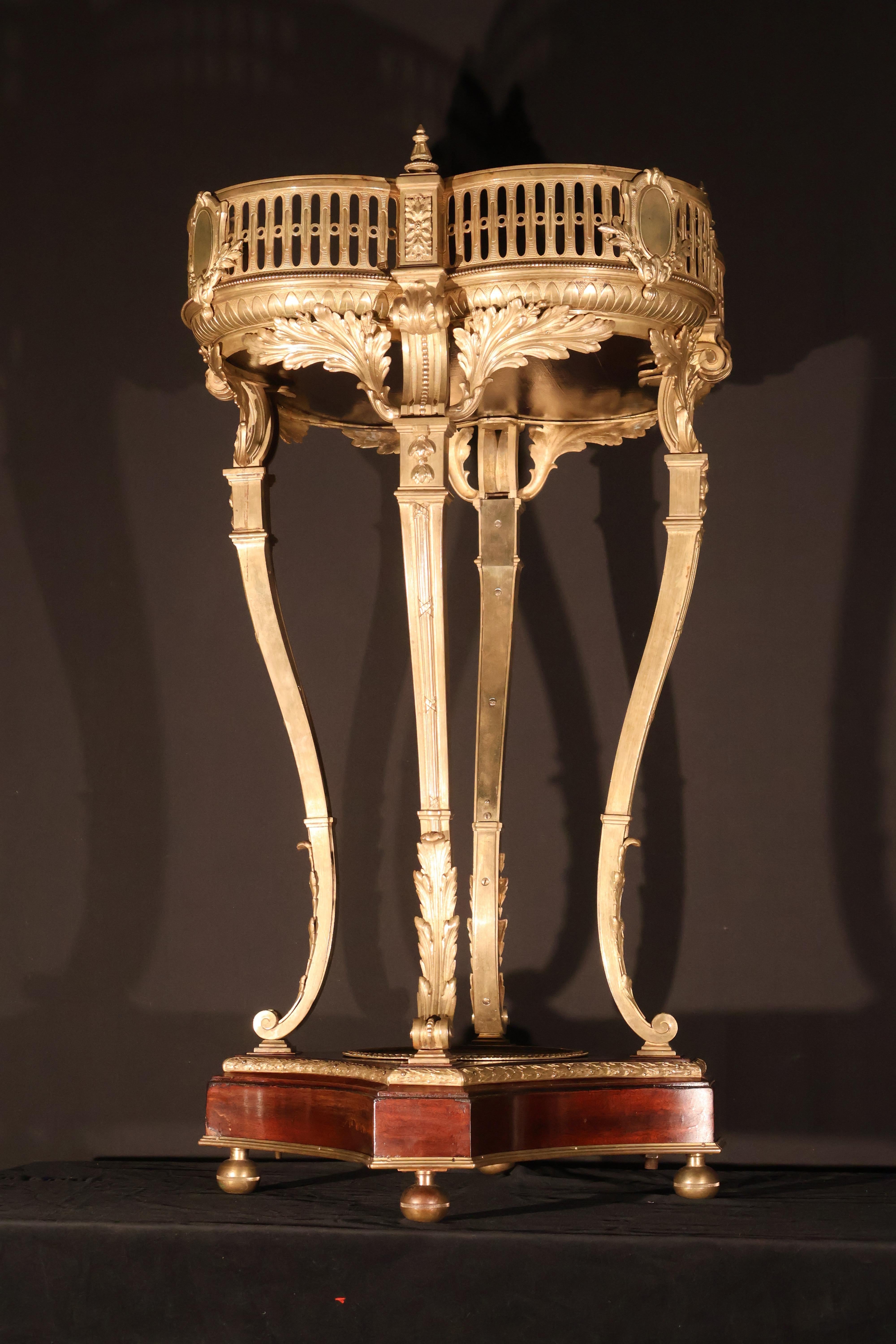 Francese Vaso in bronzo dorato, mogano e marmo del XIX secolo in vendita