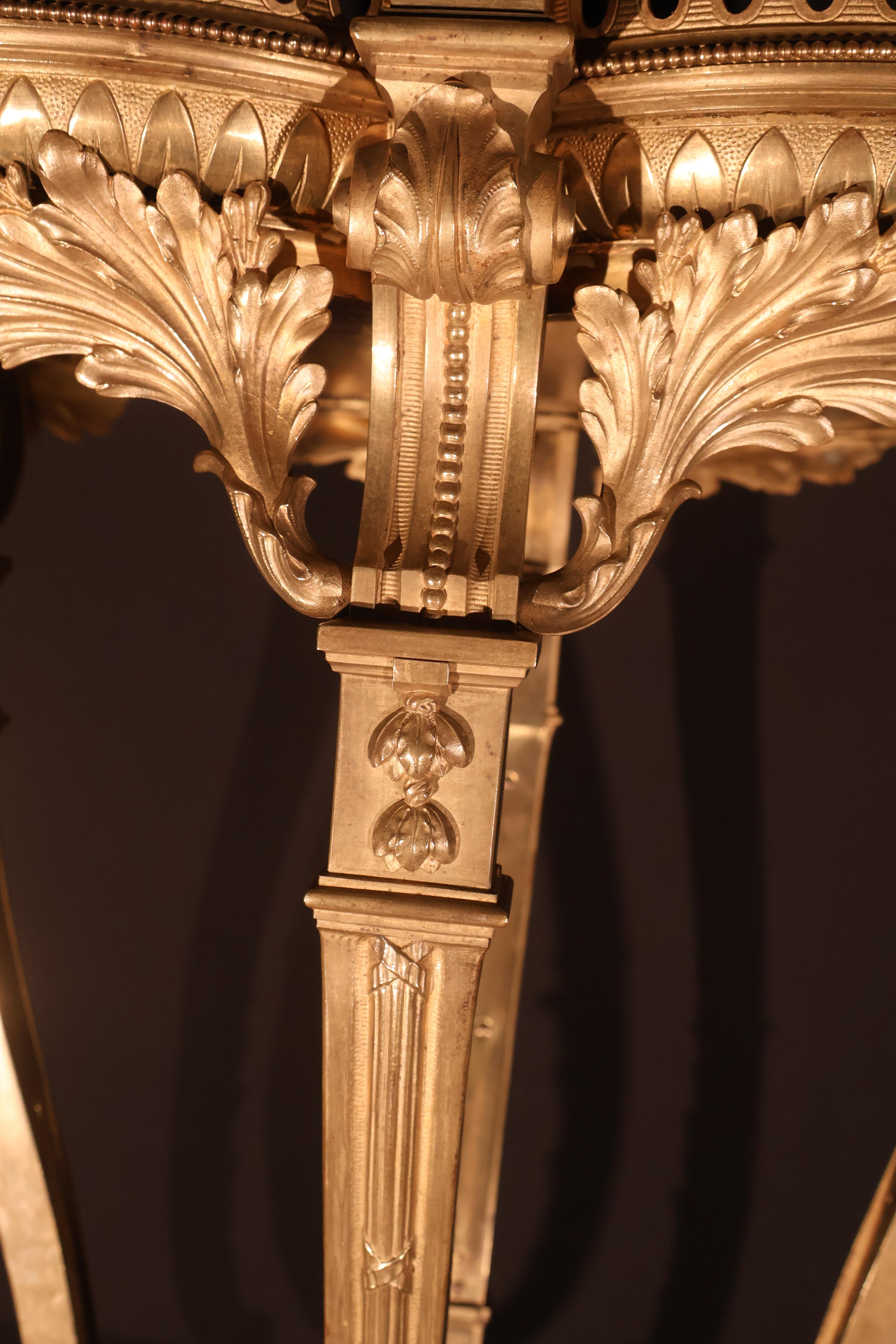 Vaso in bronzo dorato, mogano e marmo del XIX secolo In condizioni buone in vendita a Atlanta, GA