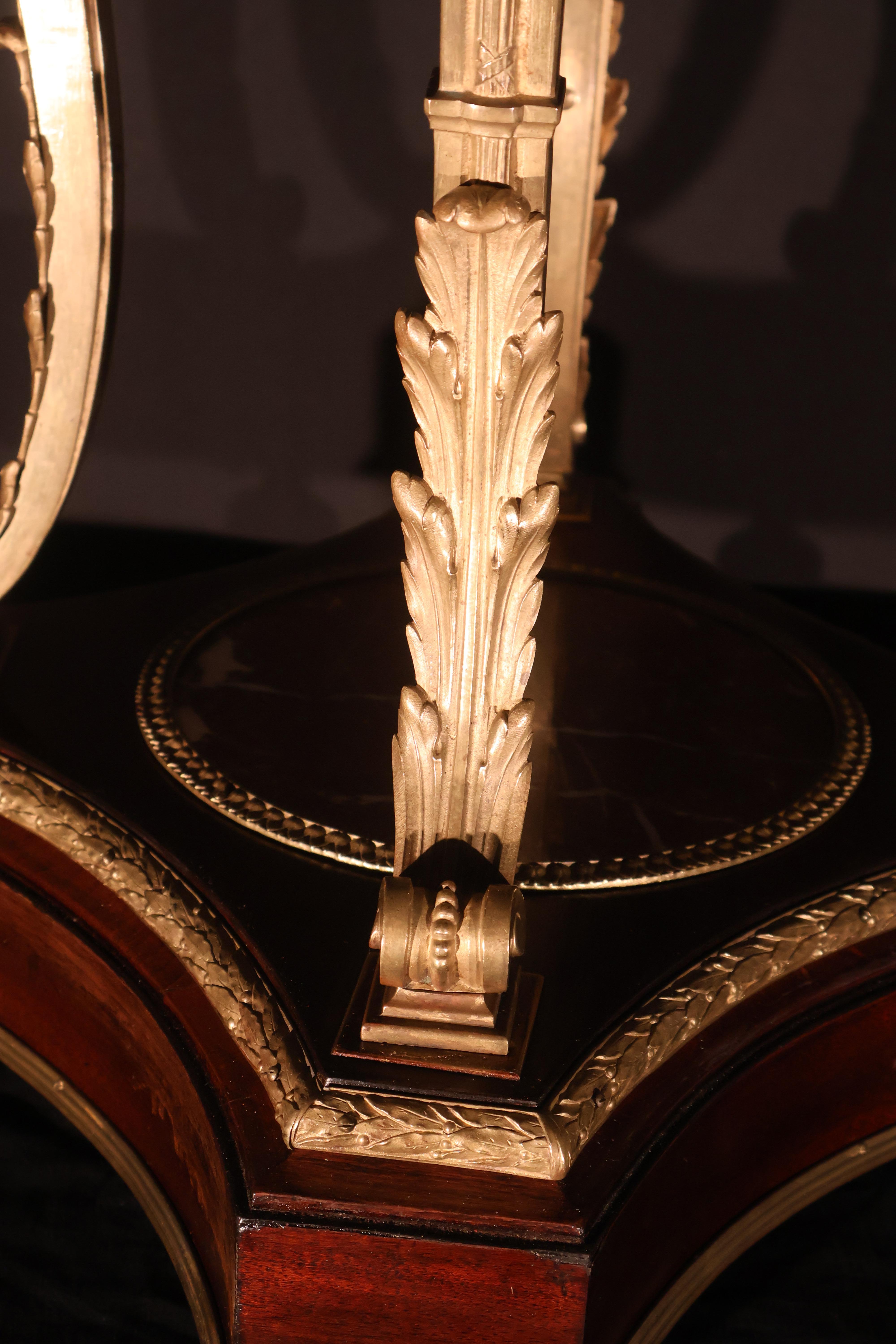 Fine XIX secolo Vaso in bronzo dorato, mogano e marmo del XIX secolo in vendita