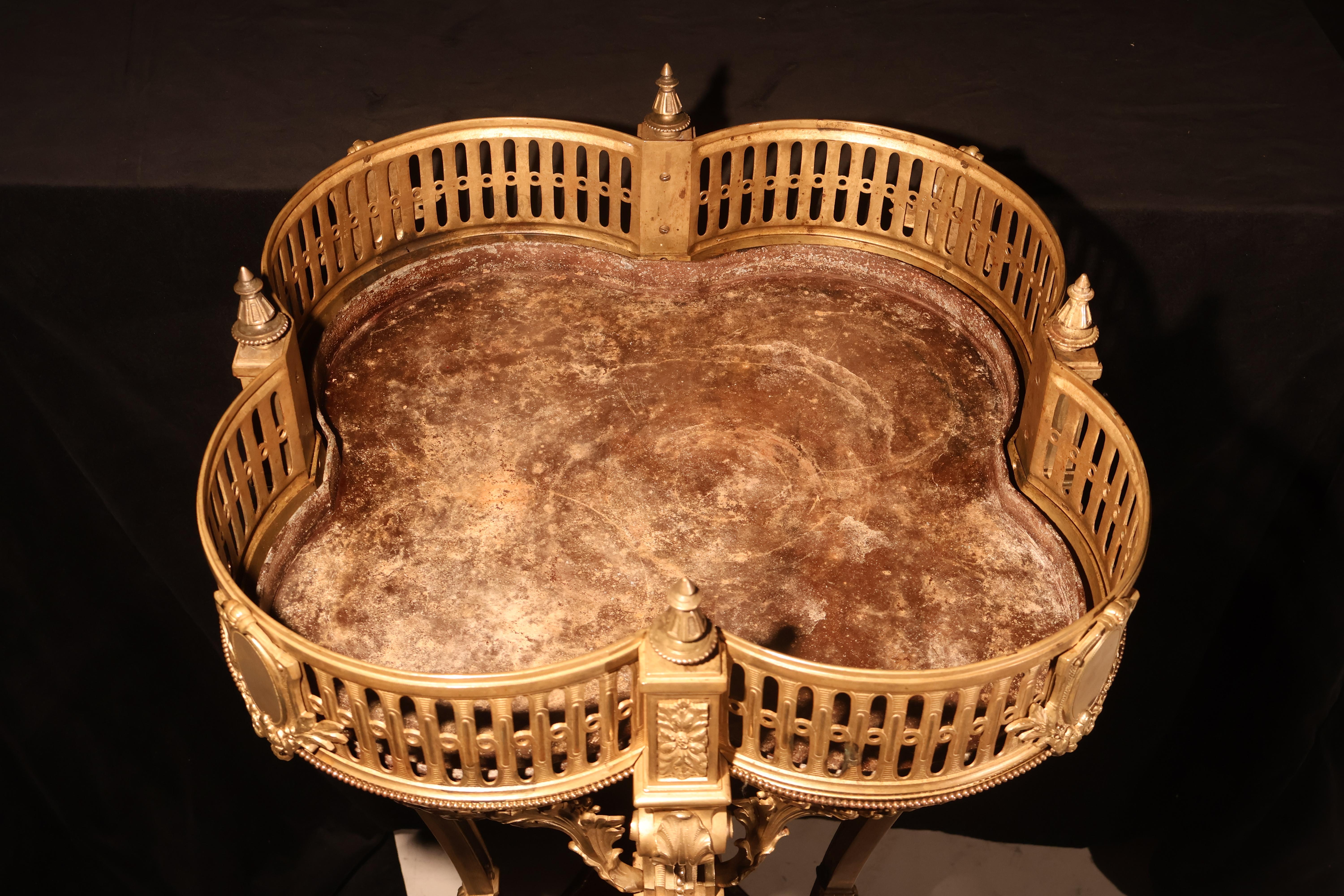 Vaso in bronzo dorato, mogano e marmo del XIX secolo in vendita 1
