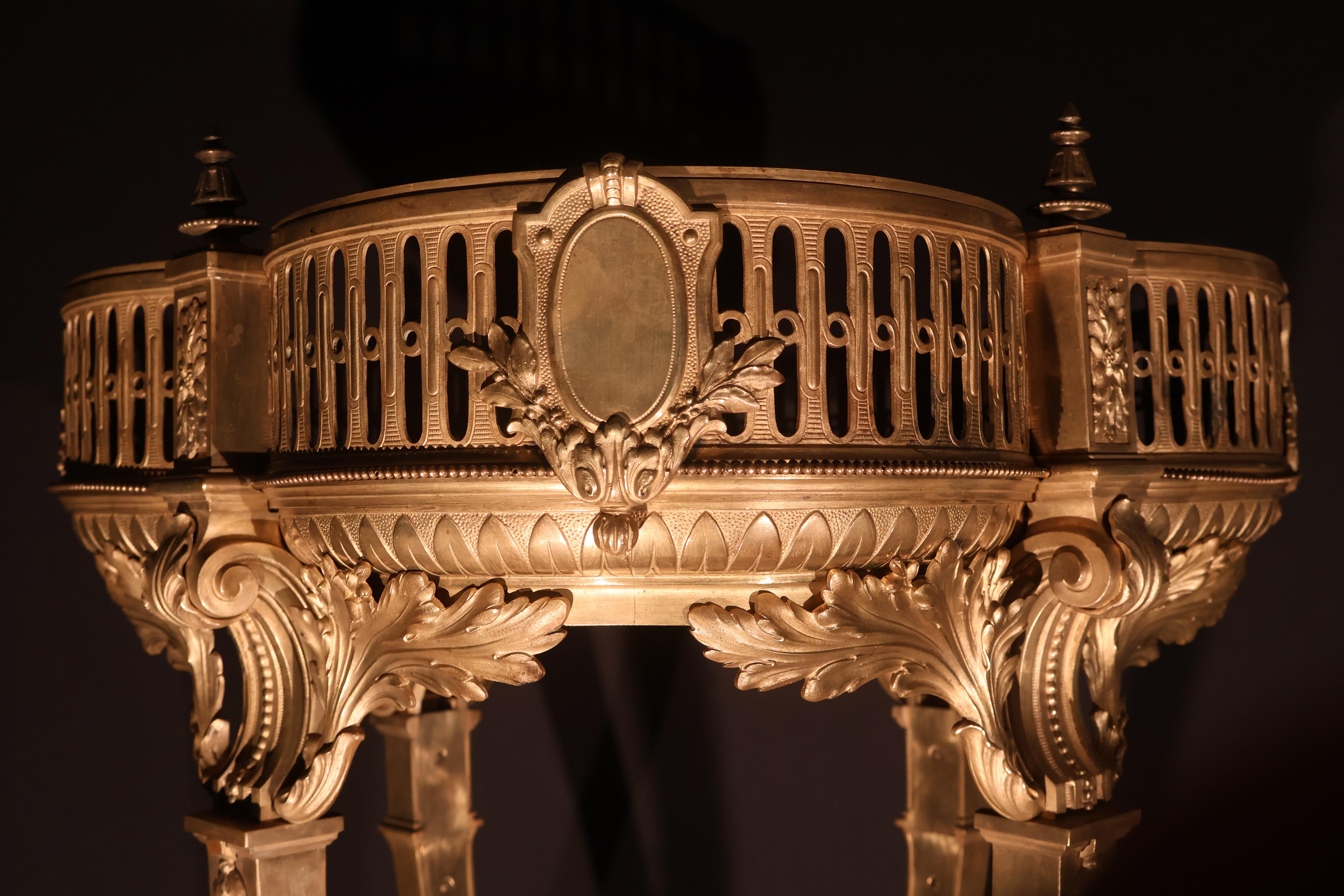 Vaso in bronzo dorato, mogano e marmo del XIX secolo in vendita 2