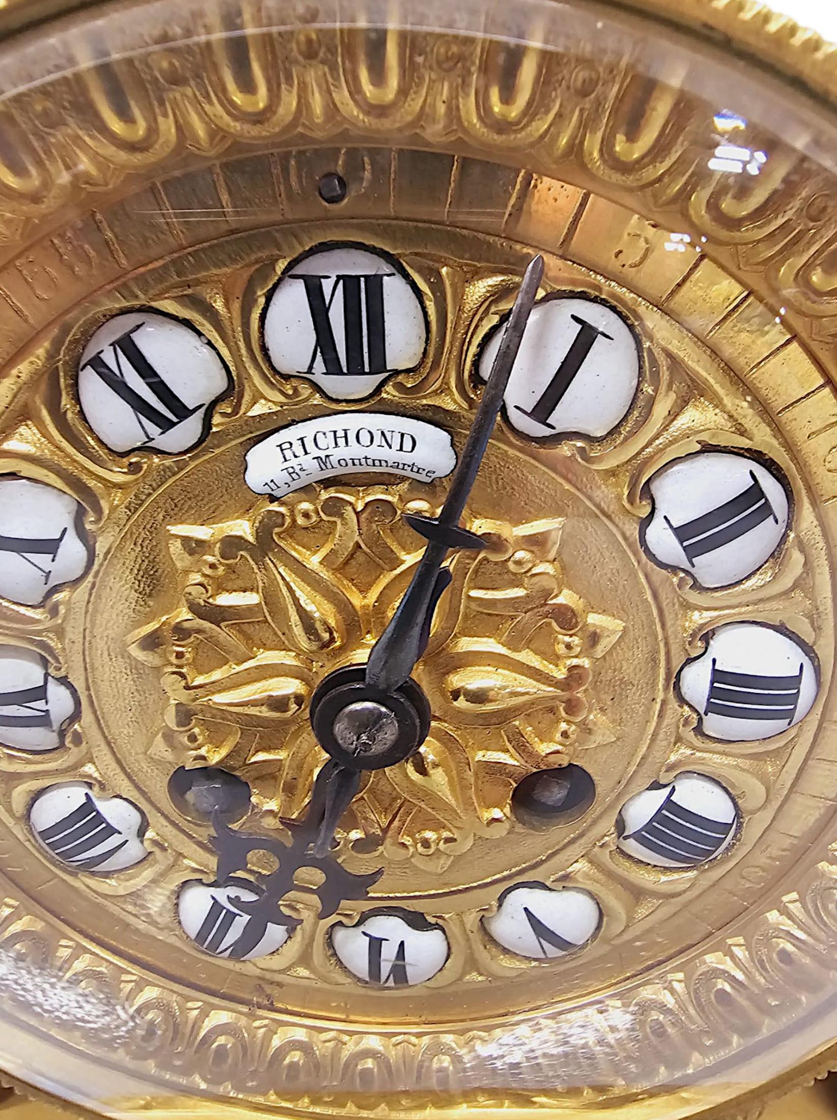 Uno splendido orologio da camino in bronzo dorato del XIX secolo, realizzato da Richond of Paris, con il timbro del produttore H. & F. e di qualità eccezionale.  L'orologio in bronzo dorato finemente fuso in stile neoclassico presenta un favoloso