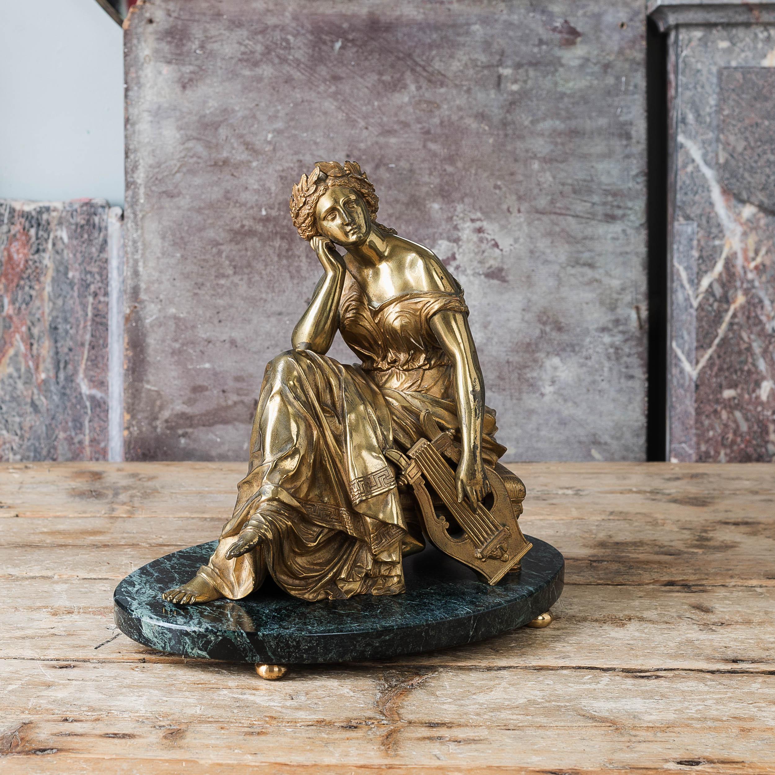 Vergoldetes Bronzemodell der Dichterin Sappho aus dem 19. Jahrhundert, französisch, auf Marmorsockel Verde Antico mit Kugelfüßen.
