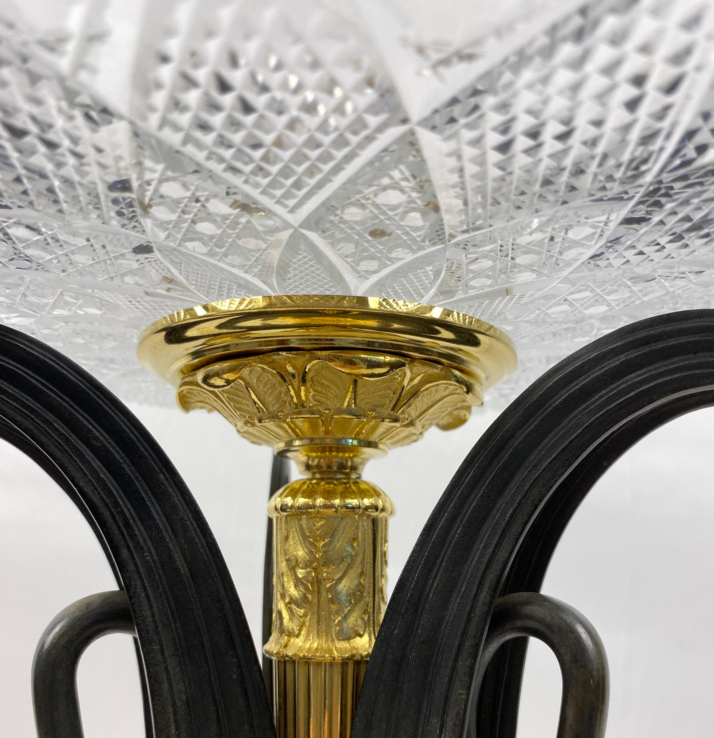 Centre de table en bronze doré du 19ème siècle avec cristal attribué à Baccarat en vente 2