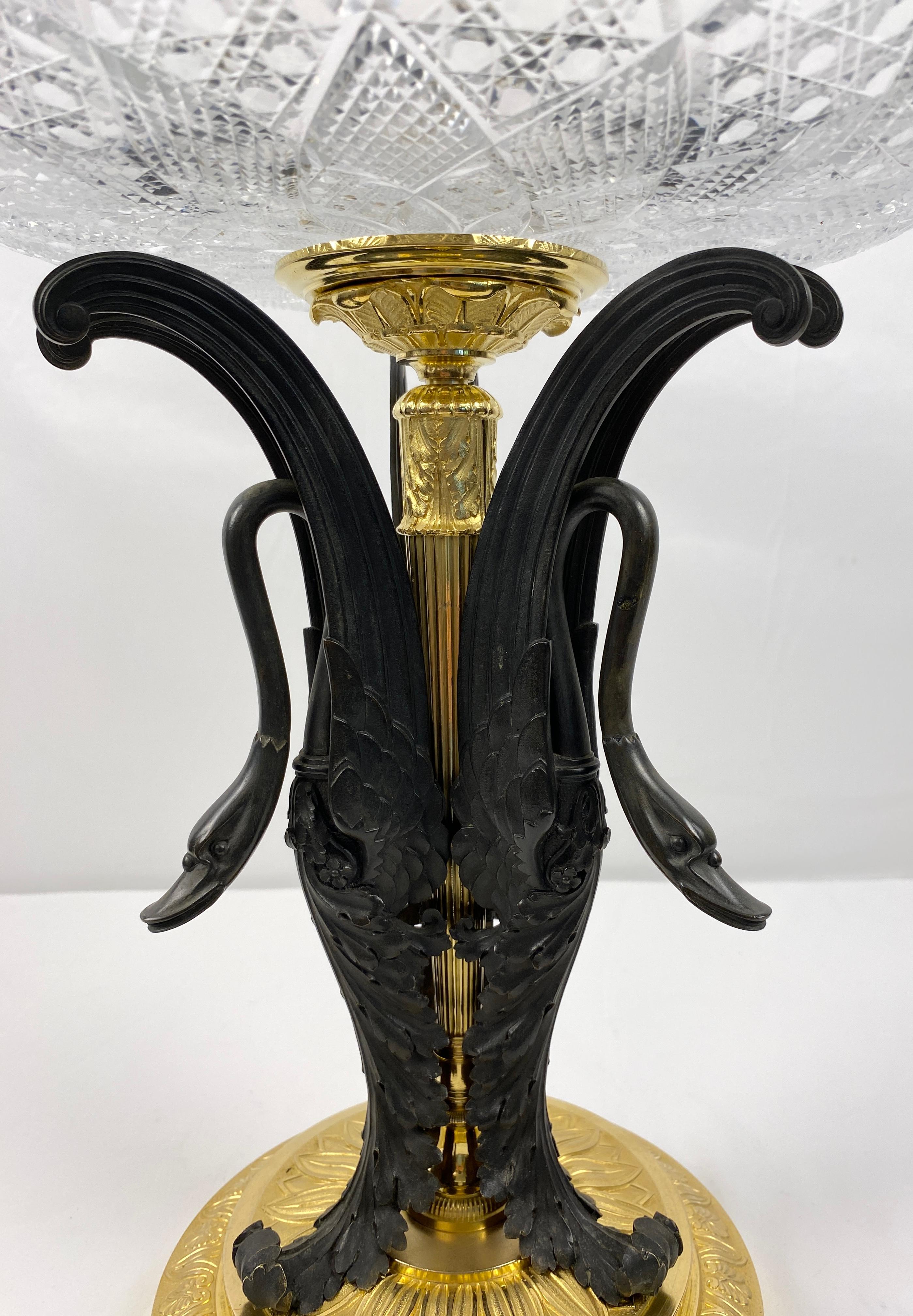 Centre de table en bronze doré du 19ème siècle avec cristal attribué à Baccarat en vente 3