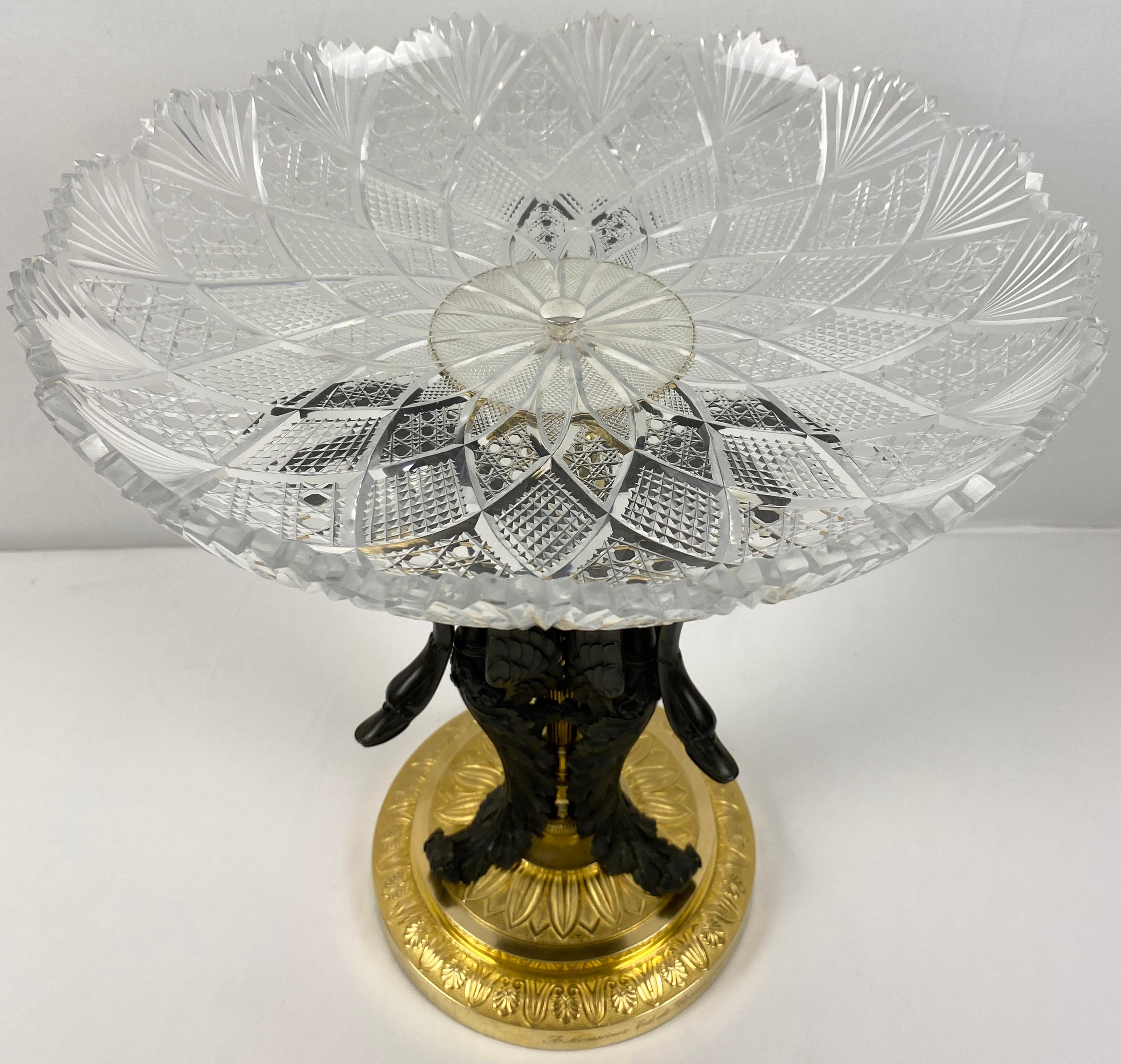 Doré Centre de table en bronze doré du 19ème siècle avec cristal attribué à Baccarat en vente