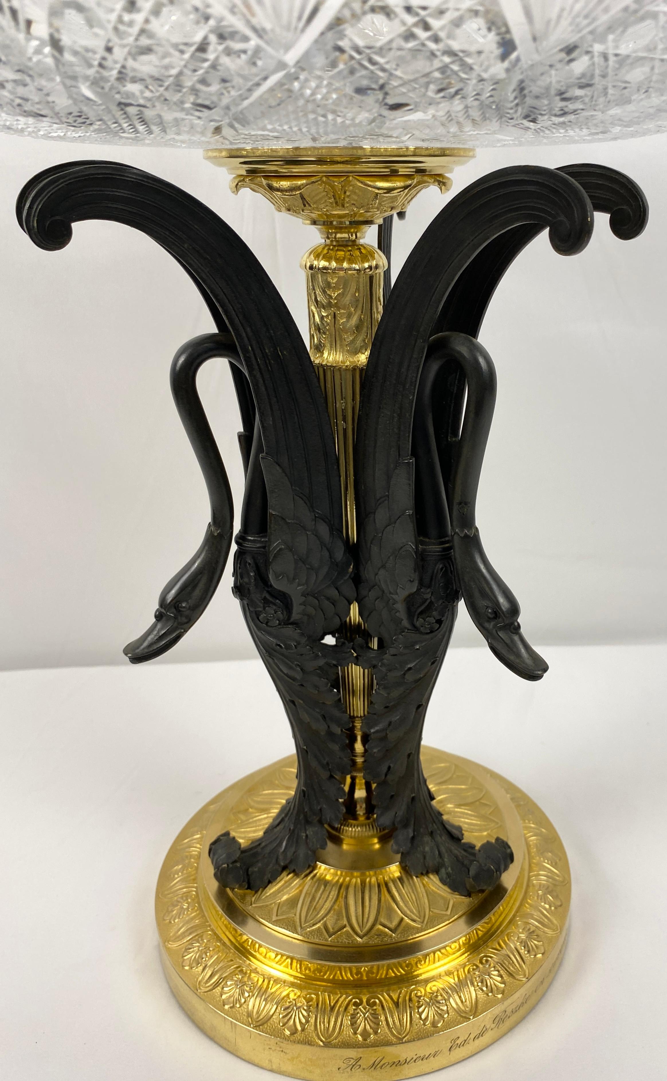 Bronze Centre de table en bronze doré du 19ème siècle avec cristal attribué à Baccarat en vente