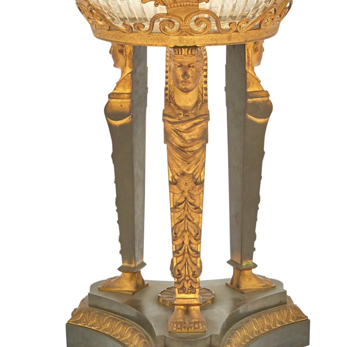 19. Jahrhundert vergoldete Bronze montiert / geschliffenes Glas Empire-Stil Centerpiece (Spätes 19. Jahrhundert) im Angebot