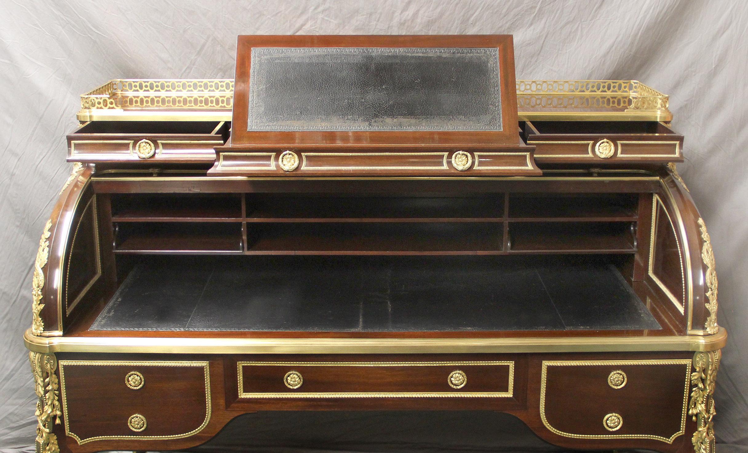 19th Century Gilt Bronze Mounted Exhibition Bureau a Cylindre by Henry Dasson In Good Condition For Sale In New York, NY