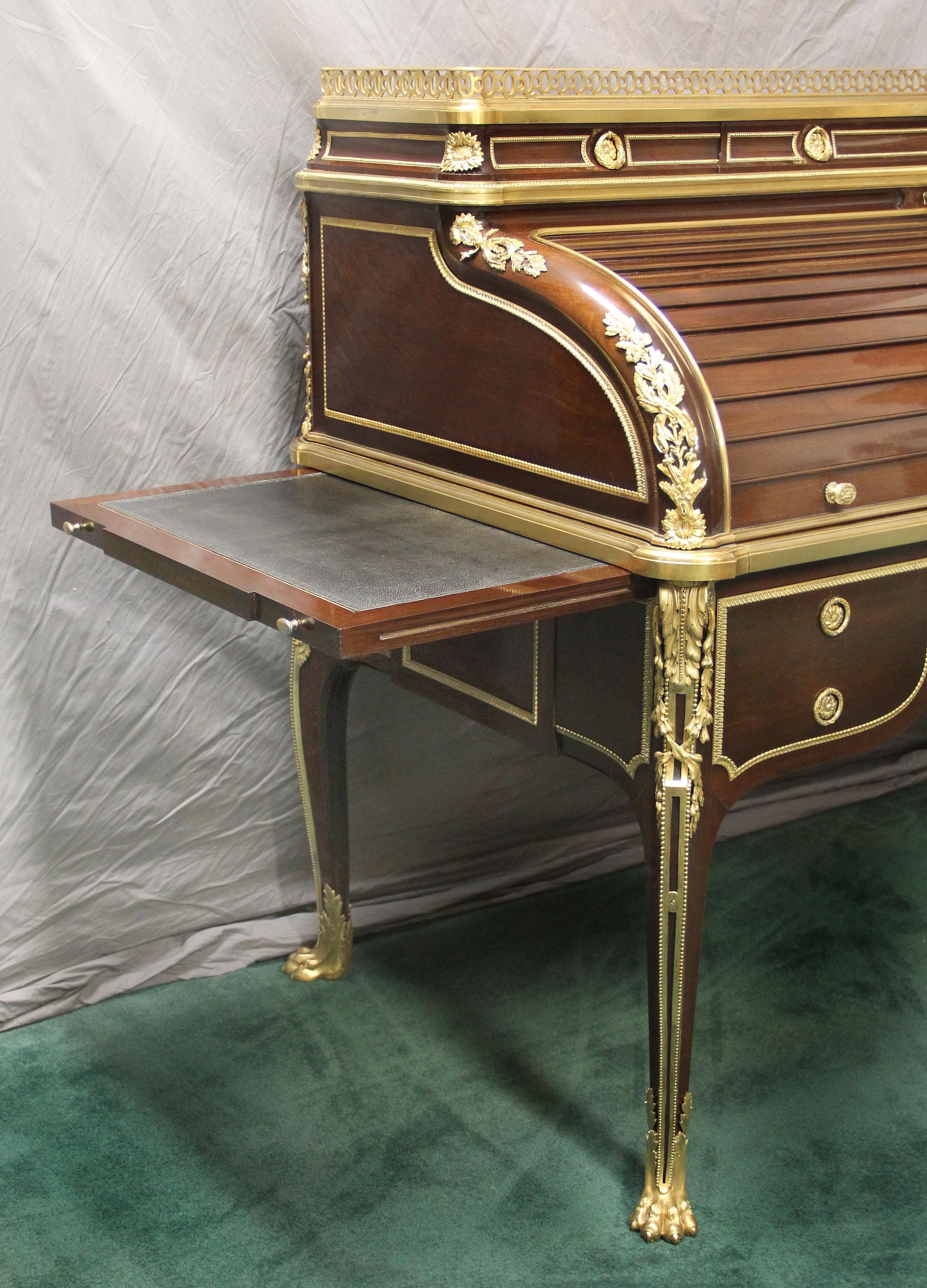 19th Century Gilt Bronze Mounted Exhibition Bureau a Cylindre by Henry Dasson For Sale 1