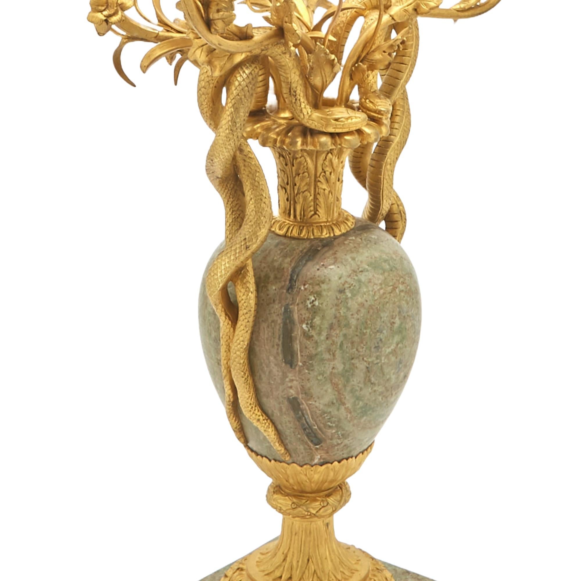 19. Jahrhundert Vergoldete Bronze / Marmor Louis XVI Stil Fünf Arm Kandelaber im Angebot 4